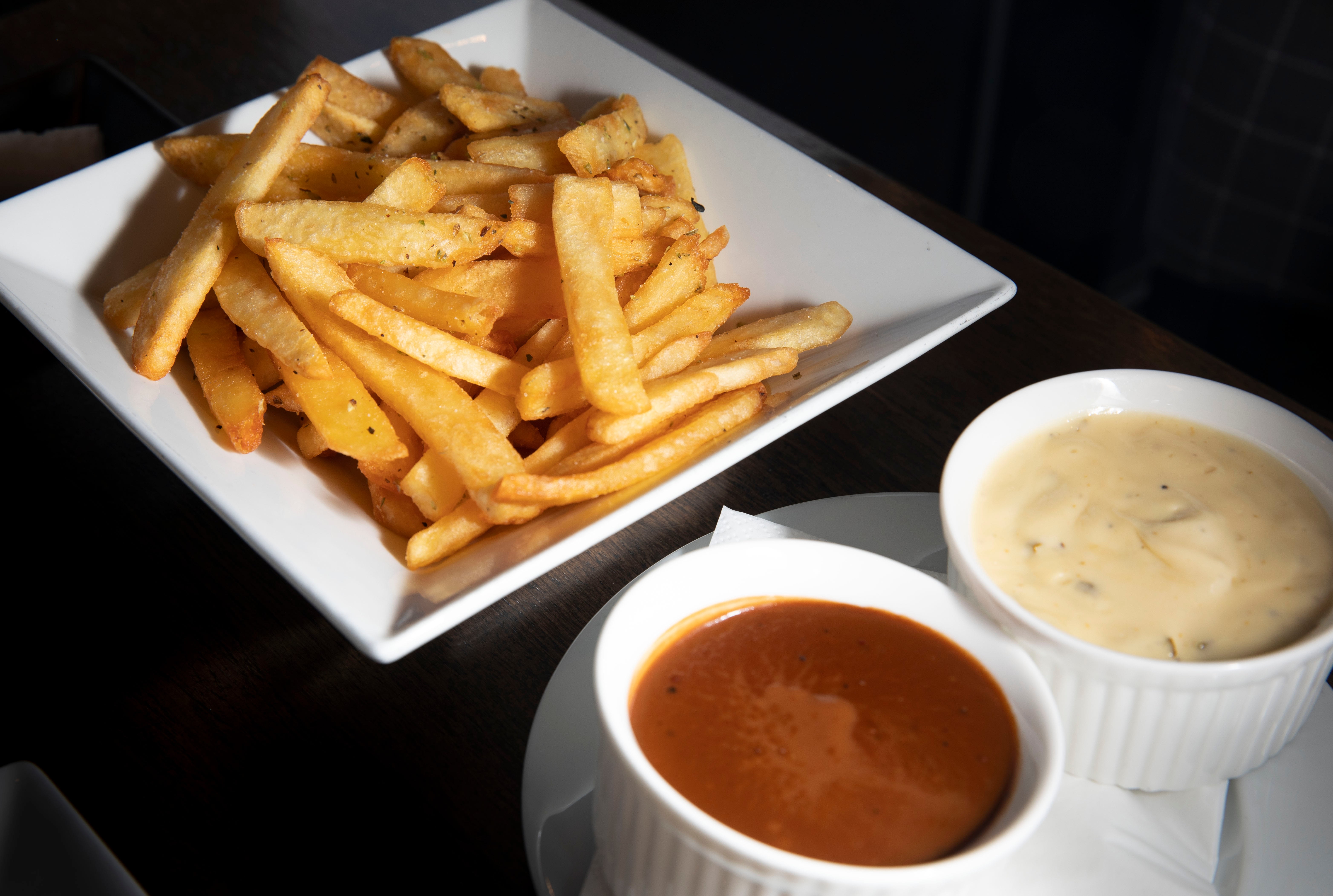 Pommes frites, bearnaise og peppersaus.