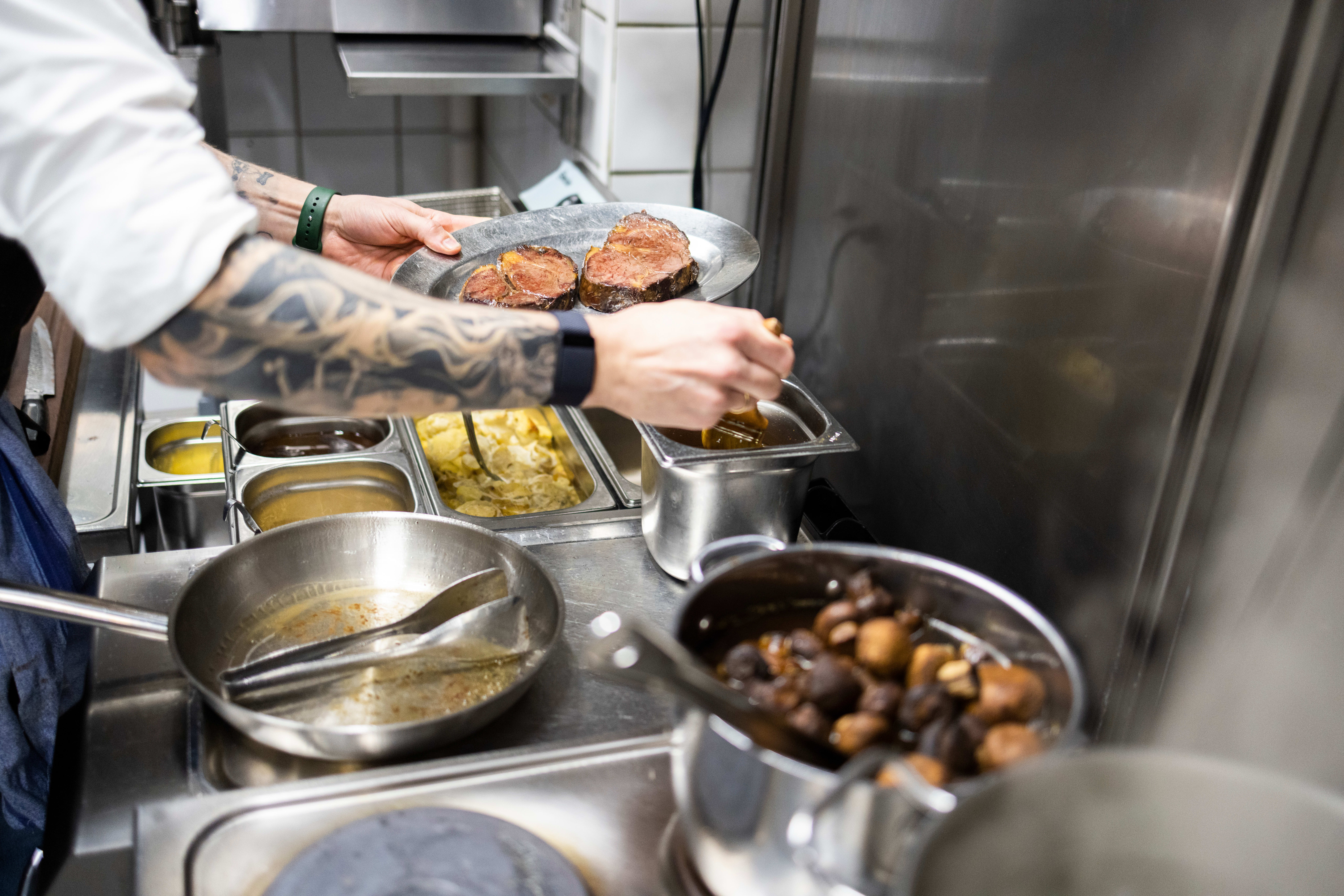 Godt med sopp og løk til biffen. 