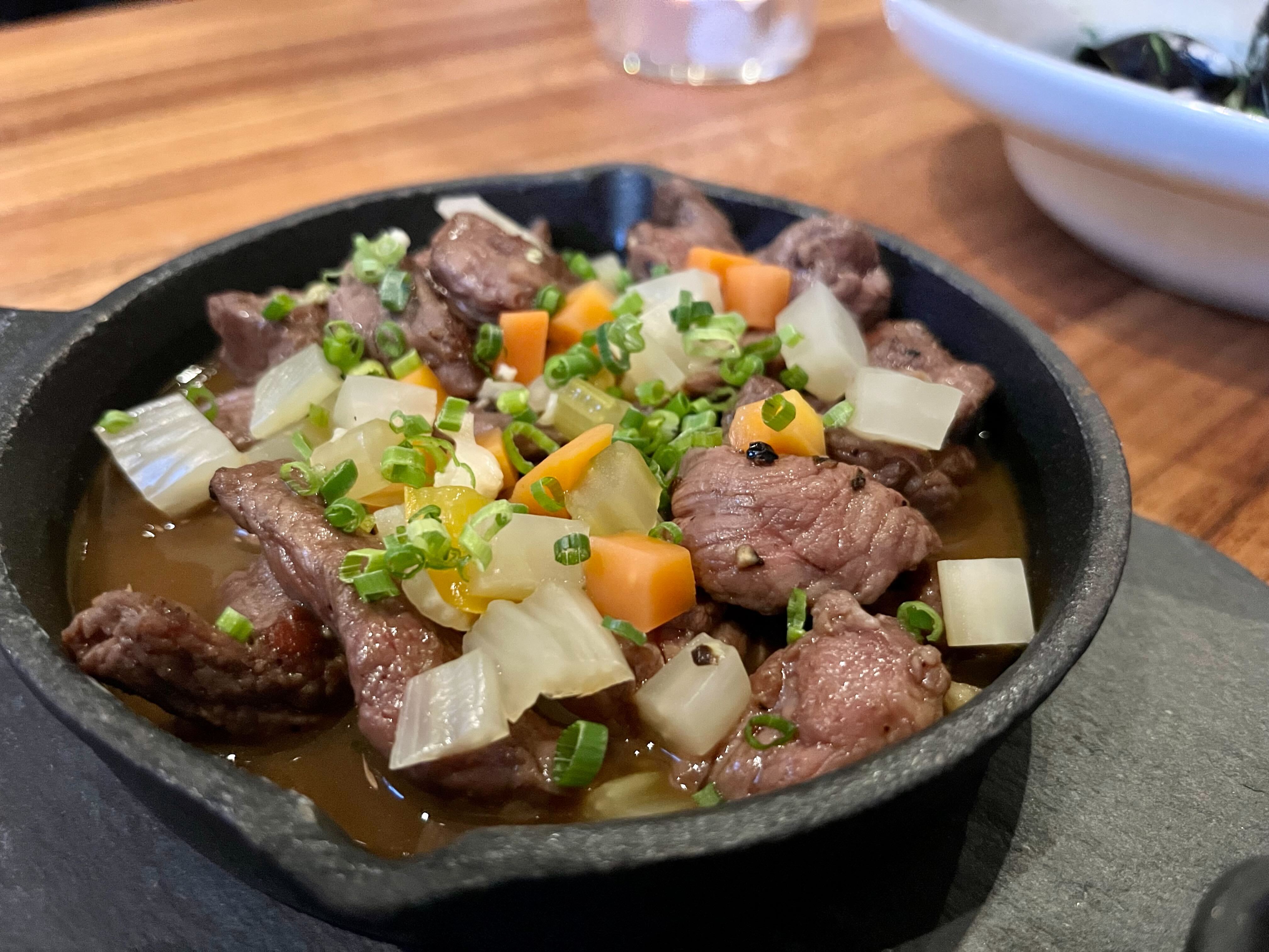 Biff pica pau serveres i en umamirik saus. 