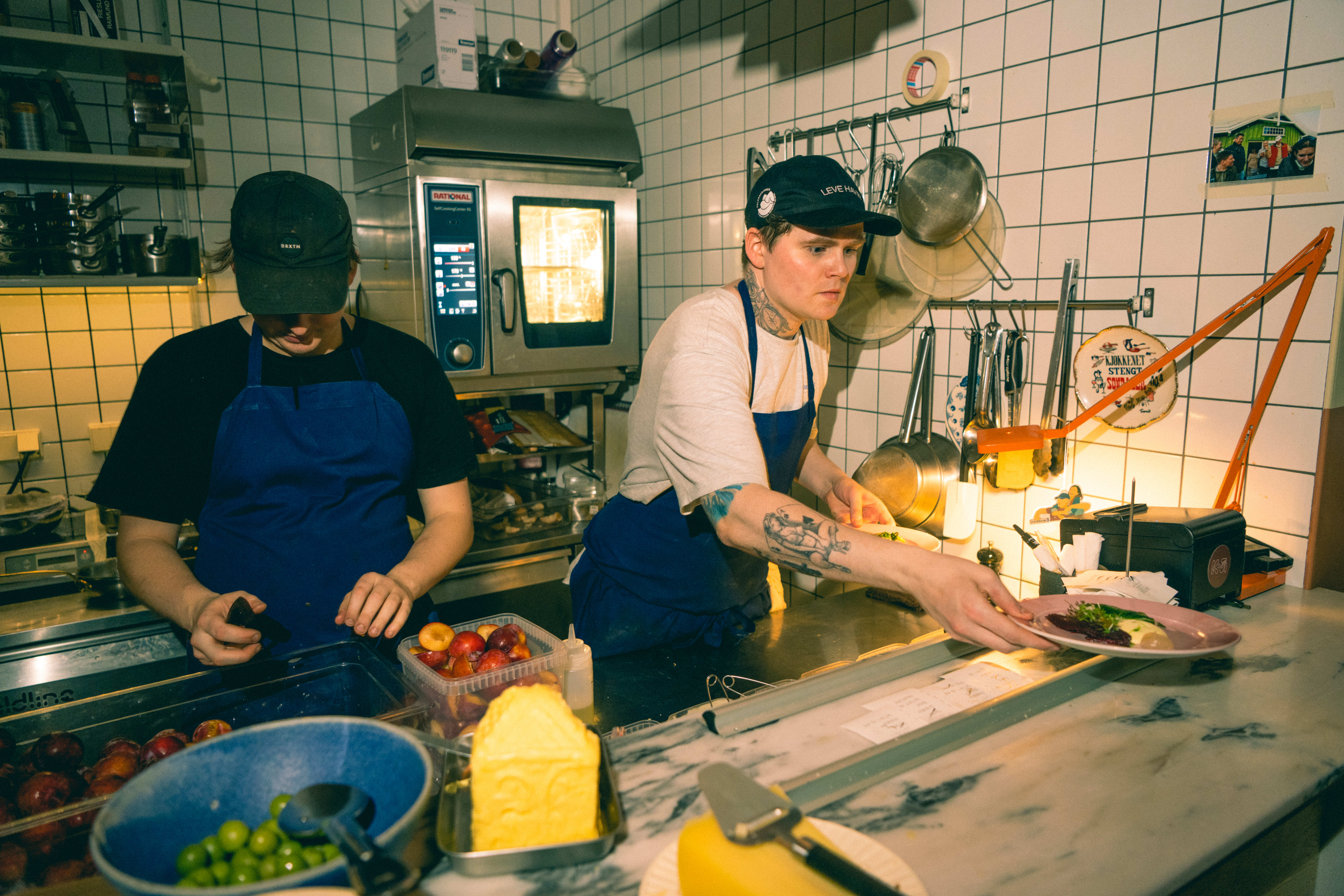 Kjøkkenet er det første du får øye på når du kommer inn døren.