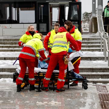 Bybanen i Bergen kræsjet – 12 skal være skadet: – Folk har falt eller truffet veggen