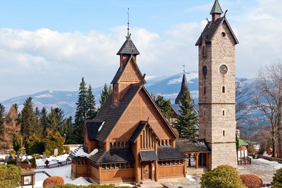 Ingen i Norge ville ha den gamle stavkirken. Den ble solgt på auksjon til utlandet.  