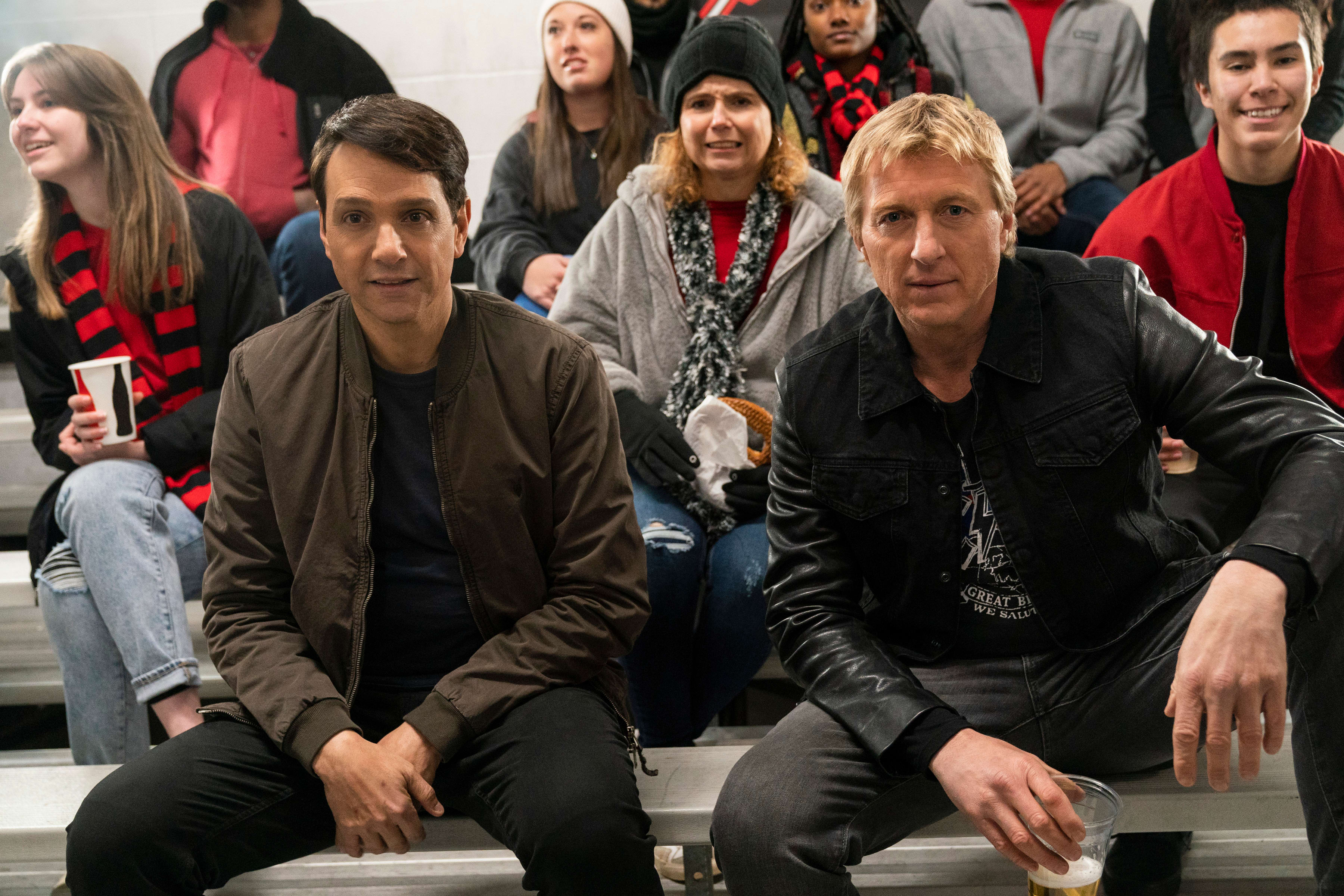  Daniel LaRusso og Johnny Lawrence er blitt venner i sesong 4 av «Cobra Kai». De spiller fremdeles av Ralph Macchio og William Zabka.