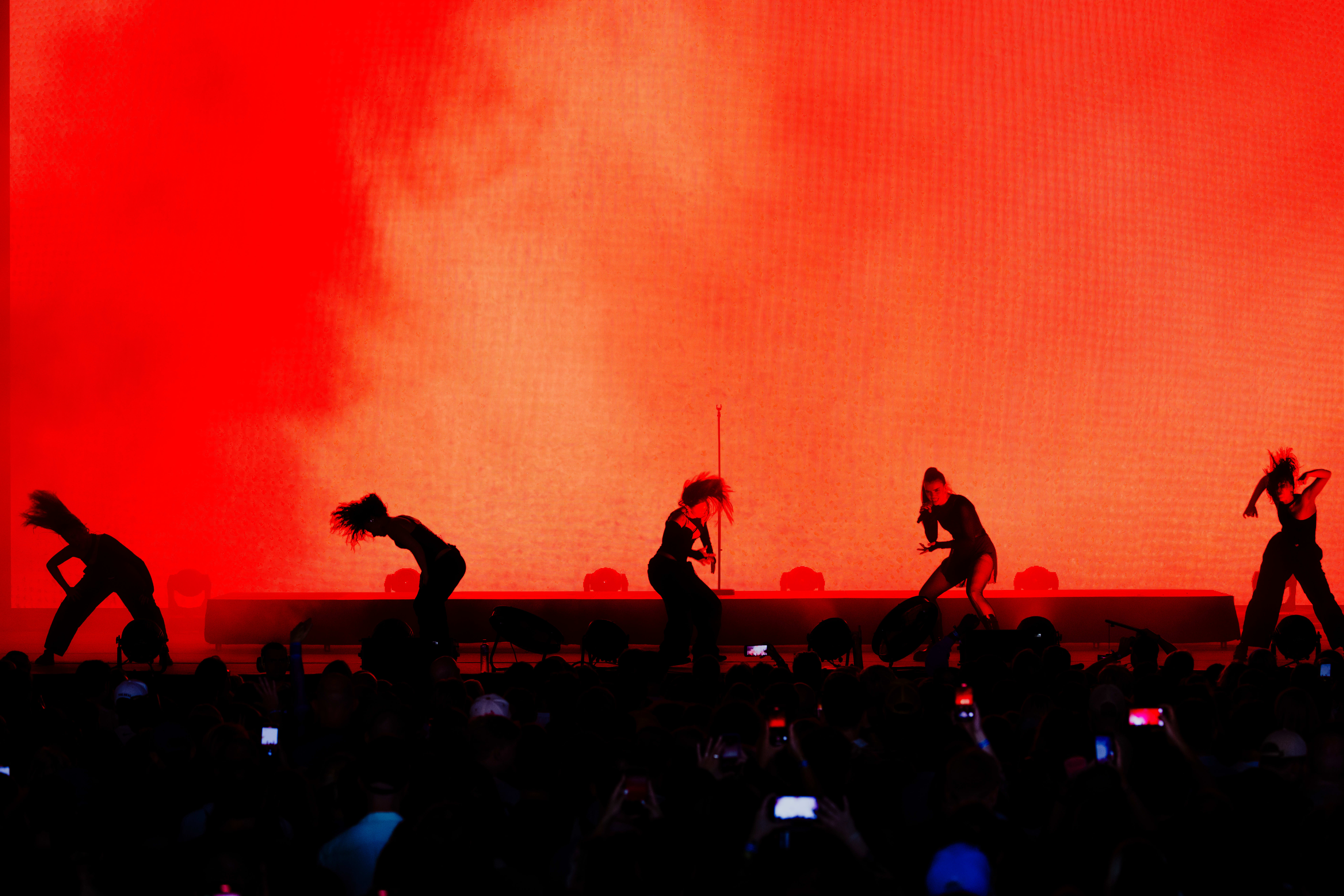 Teppet falt og intenst lys kom på bak Ary.