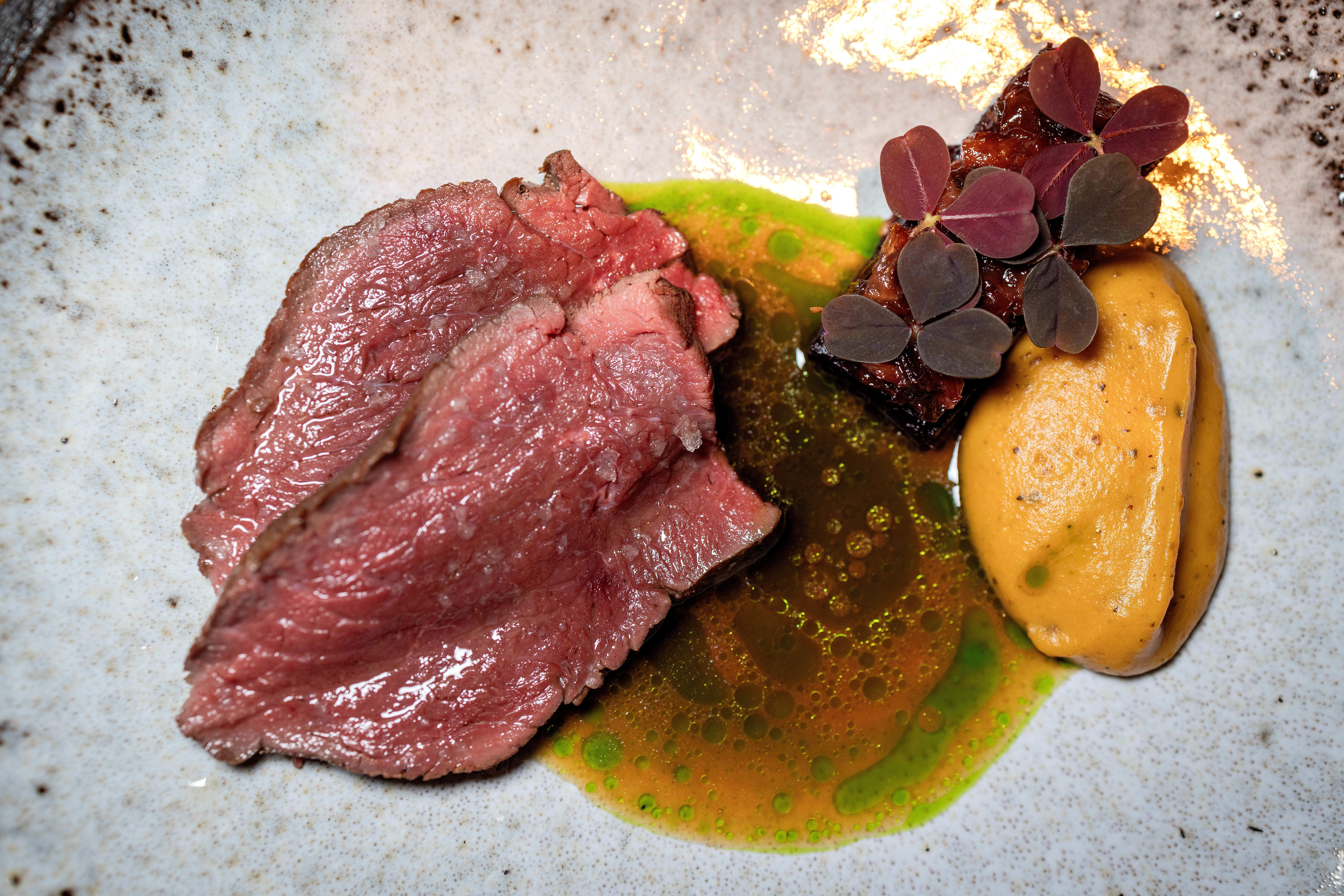 Reinsdyr og karamellisert fløte med einebær.