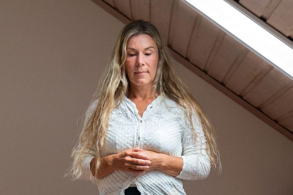 Etter at hun begynte å meditere, roer Bente Grønning (56) seg fortere. Fire steg til mindfulness.