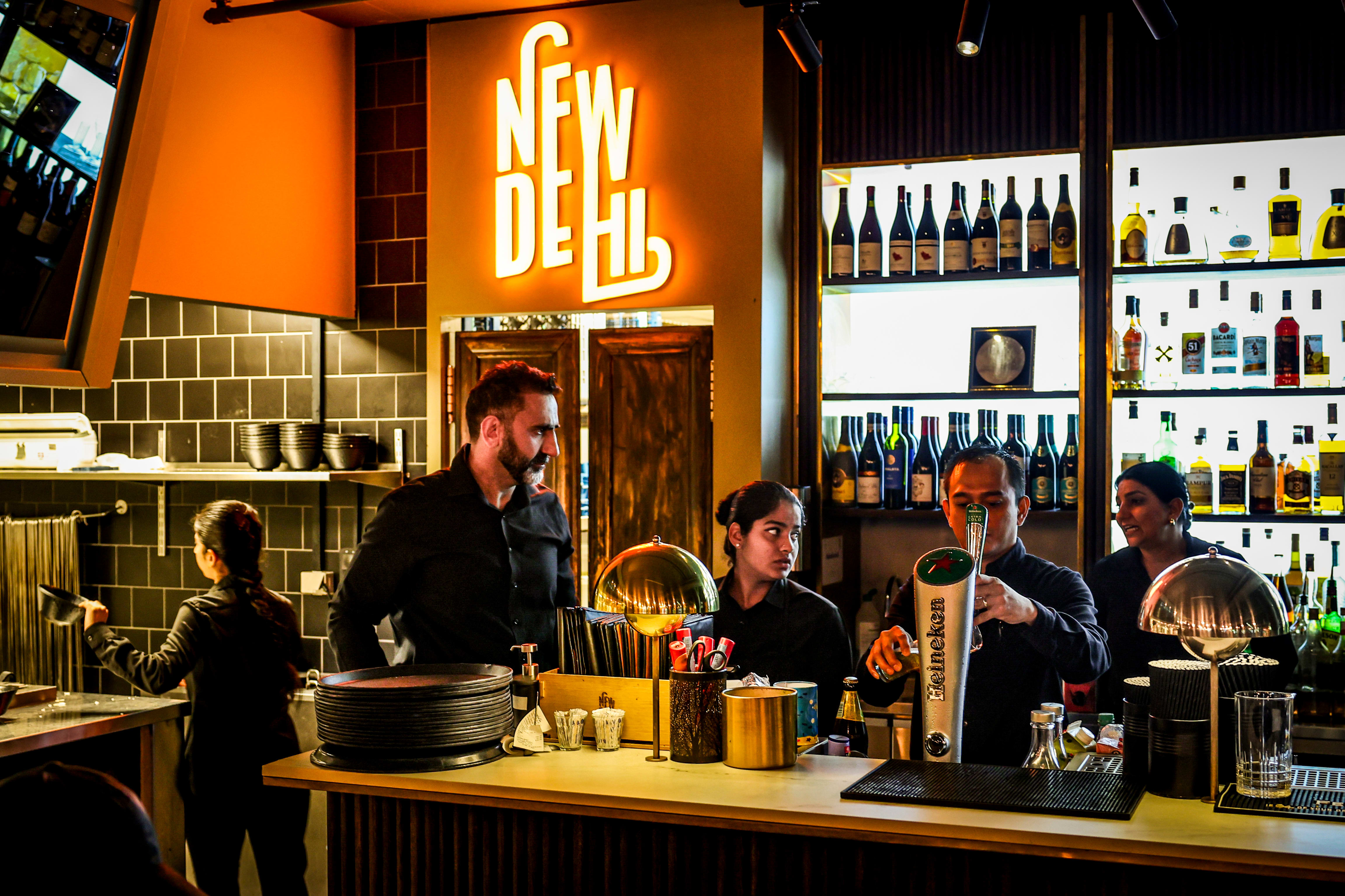 Det er ofte mange på jobb på New Dehli, noe som gjør at servicen er effektiv. 