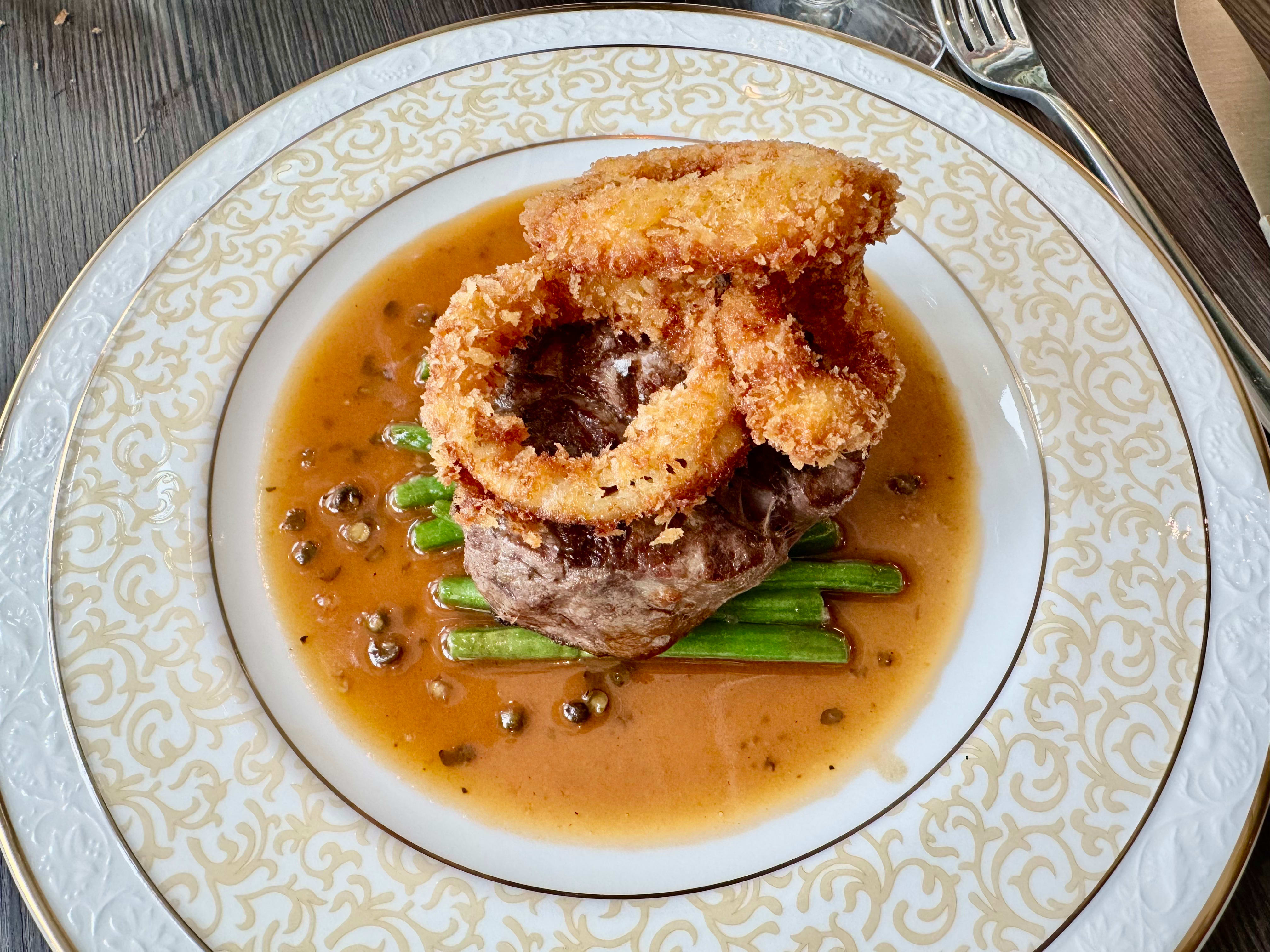 Indrefilet i peppersaus med løkringer.