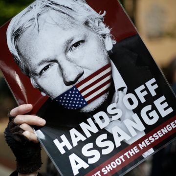 Julian Assange dømt til nesten ett års fengsel 