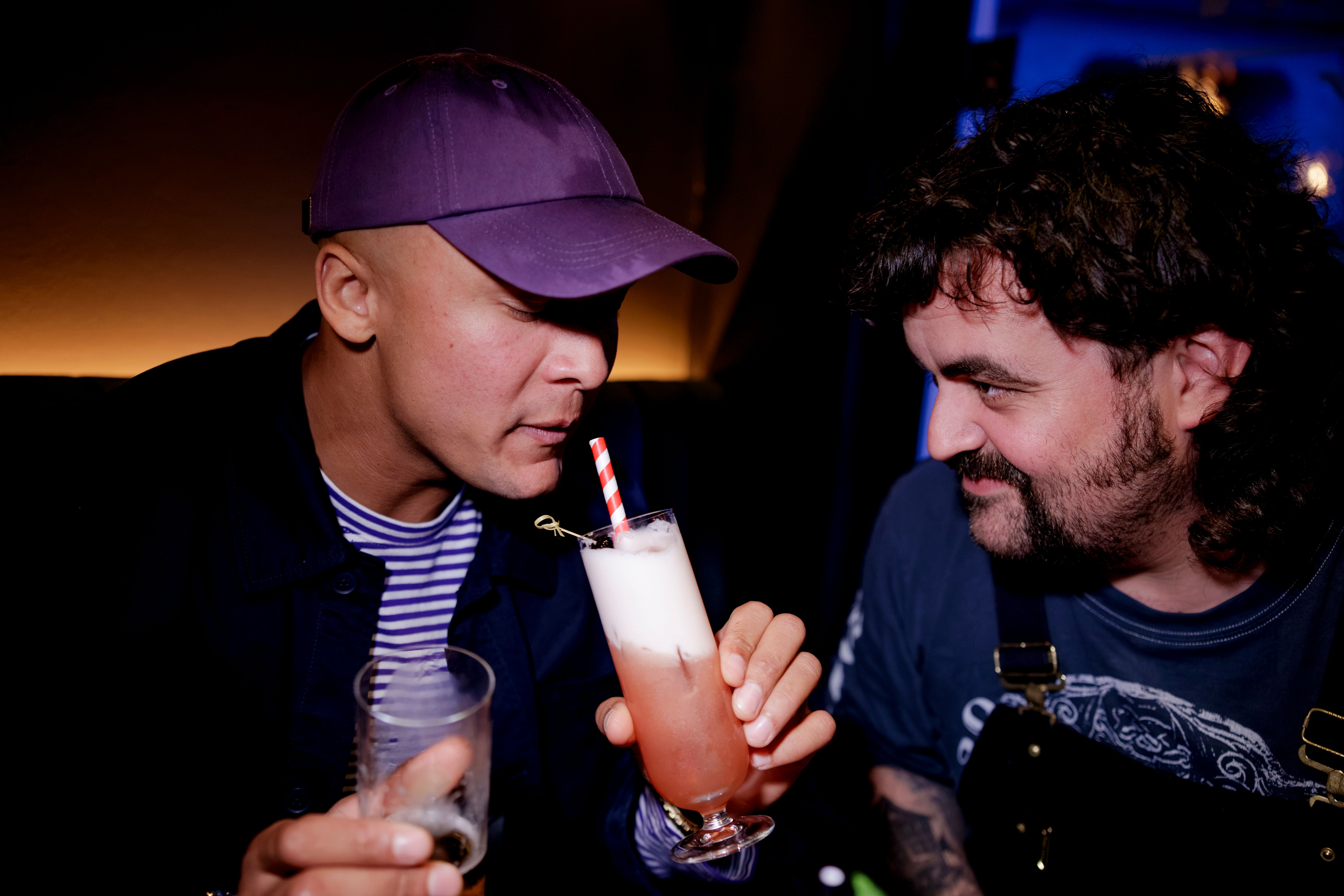 Kamelen og Lars Brun Halvorsen smaker på en av mange cocktails på Elven.