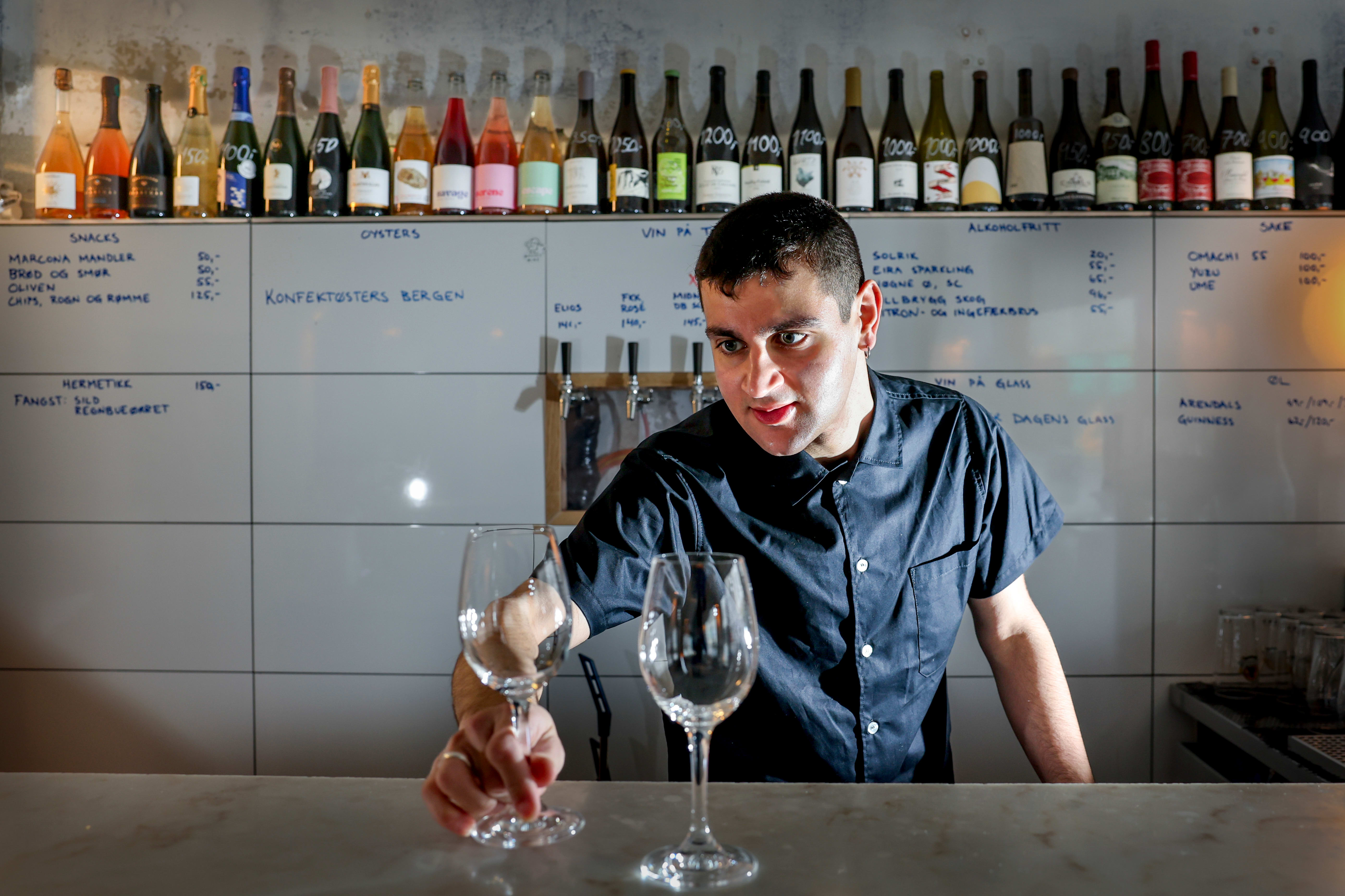 I helgene kan du få servert vin og østers av Ismail.