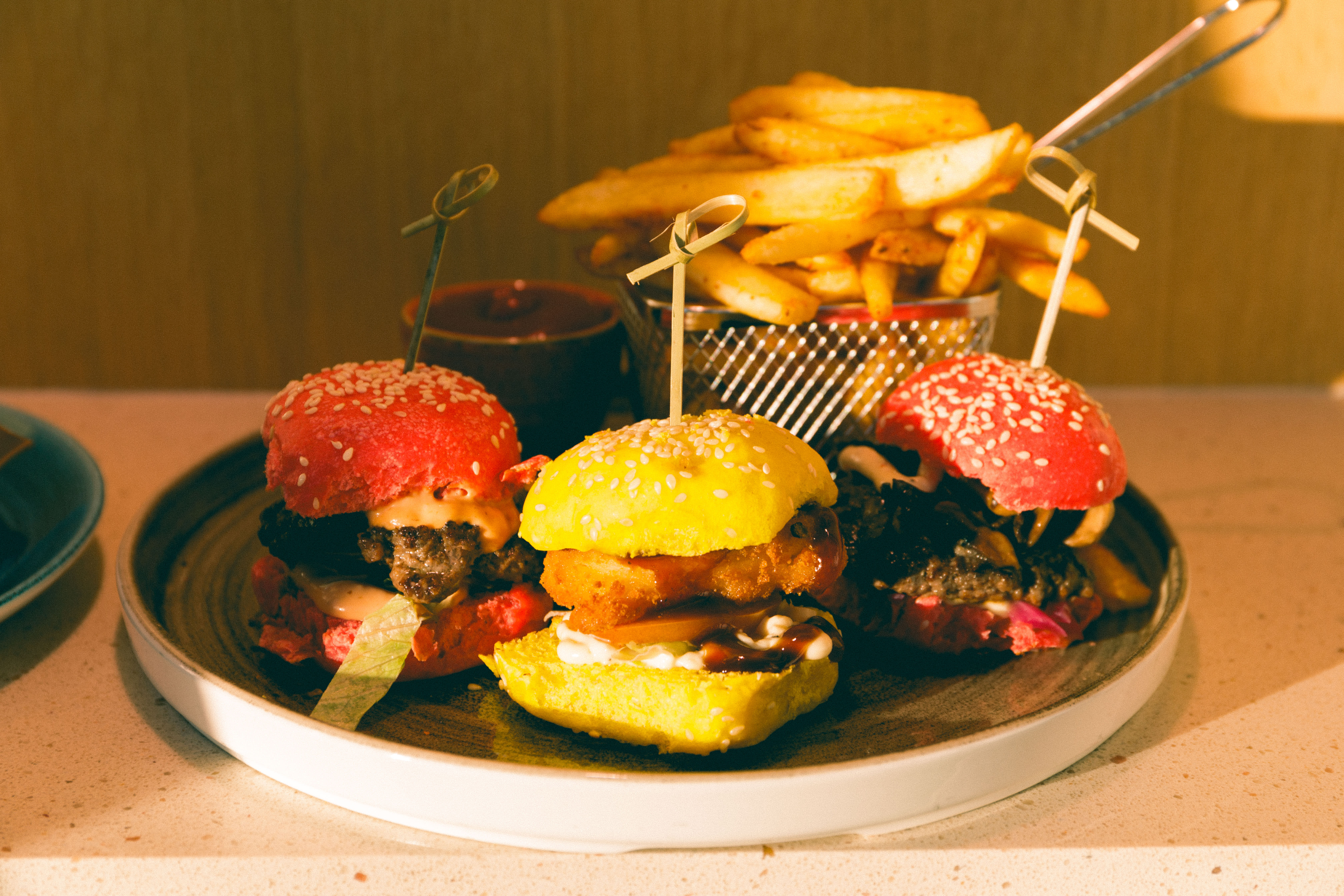 Tre fargerike miniburgere.