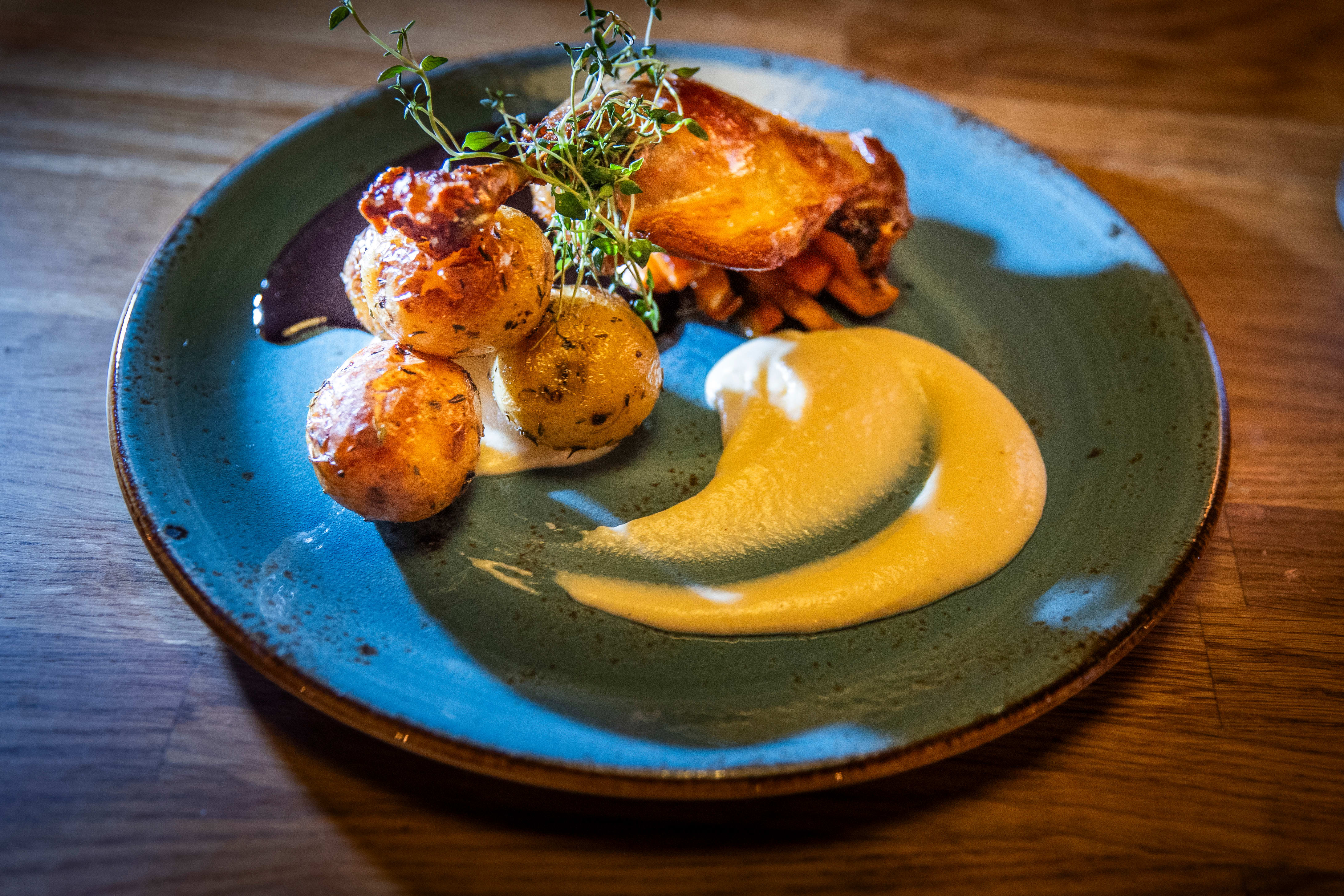 Konfitert andelår ble servert med pastinakkpuré, rødvinssaus og ovnsbakte gulrøtter.