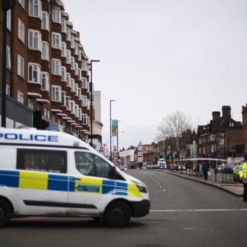 Flere knivstukket i «terrorrelatert» hendelse i London. Mann skutt og drept av politiet.