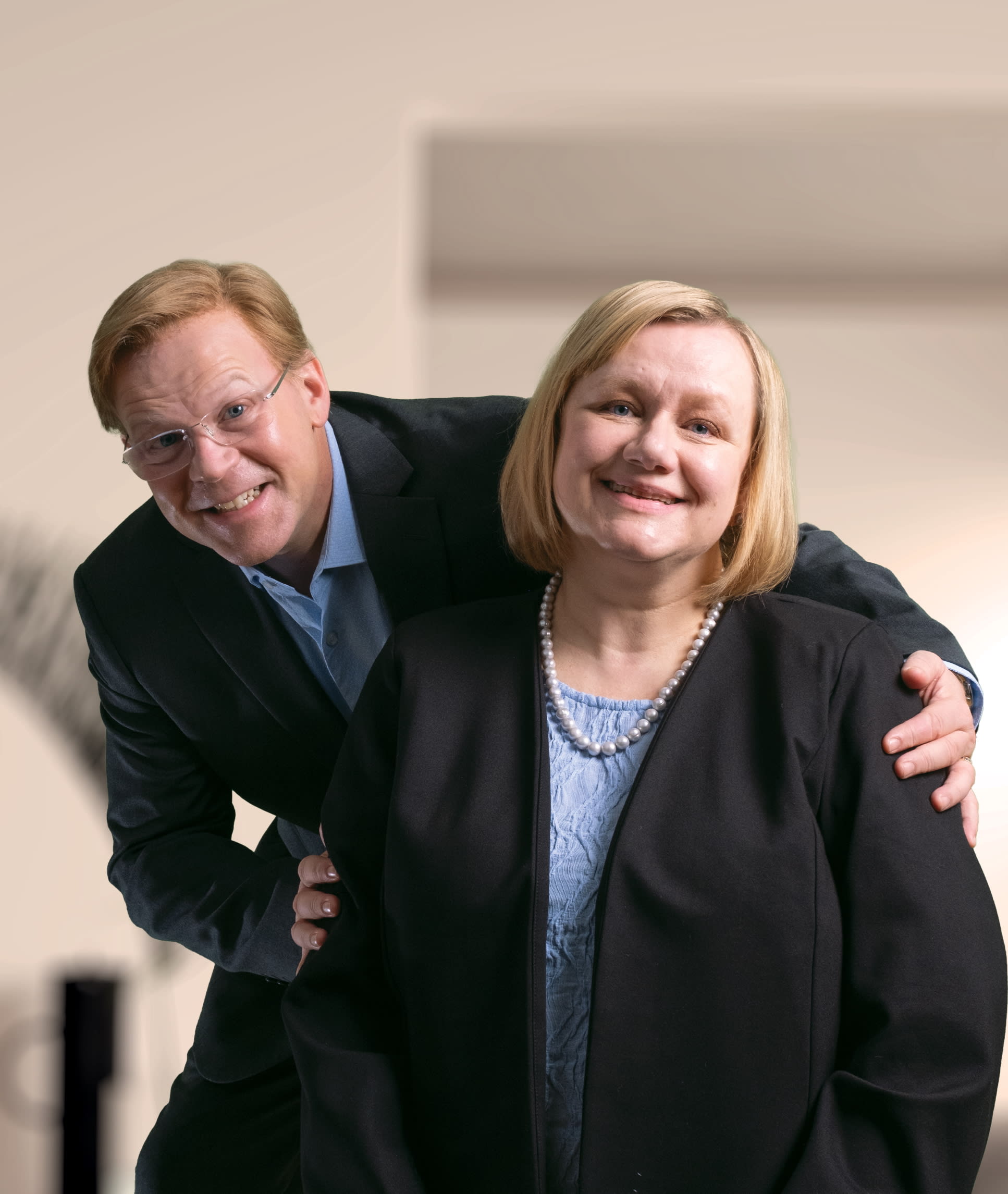 I filmen er dette bildet som pryder forsiden av boken som ektemannen Sondre Bortnes (Anders Baasmo) har skrevet. Det er ikke ulikt bildet som var på forsiden av den ekte boken «Ved Ernas side», som Sindre Finnes ga ut i 2022. 