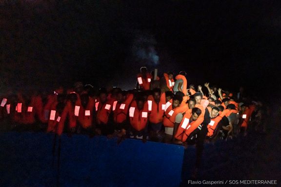 572 migranter er stuet sammen på redningsskipet Ocean Viking. Fredag går de tom for mat.