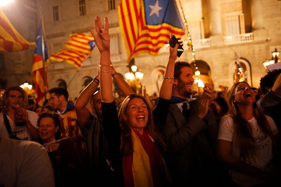 Catalonias regjering avsatt - folk strømmet ut i gatene i natt