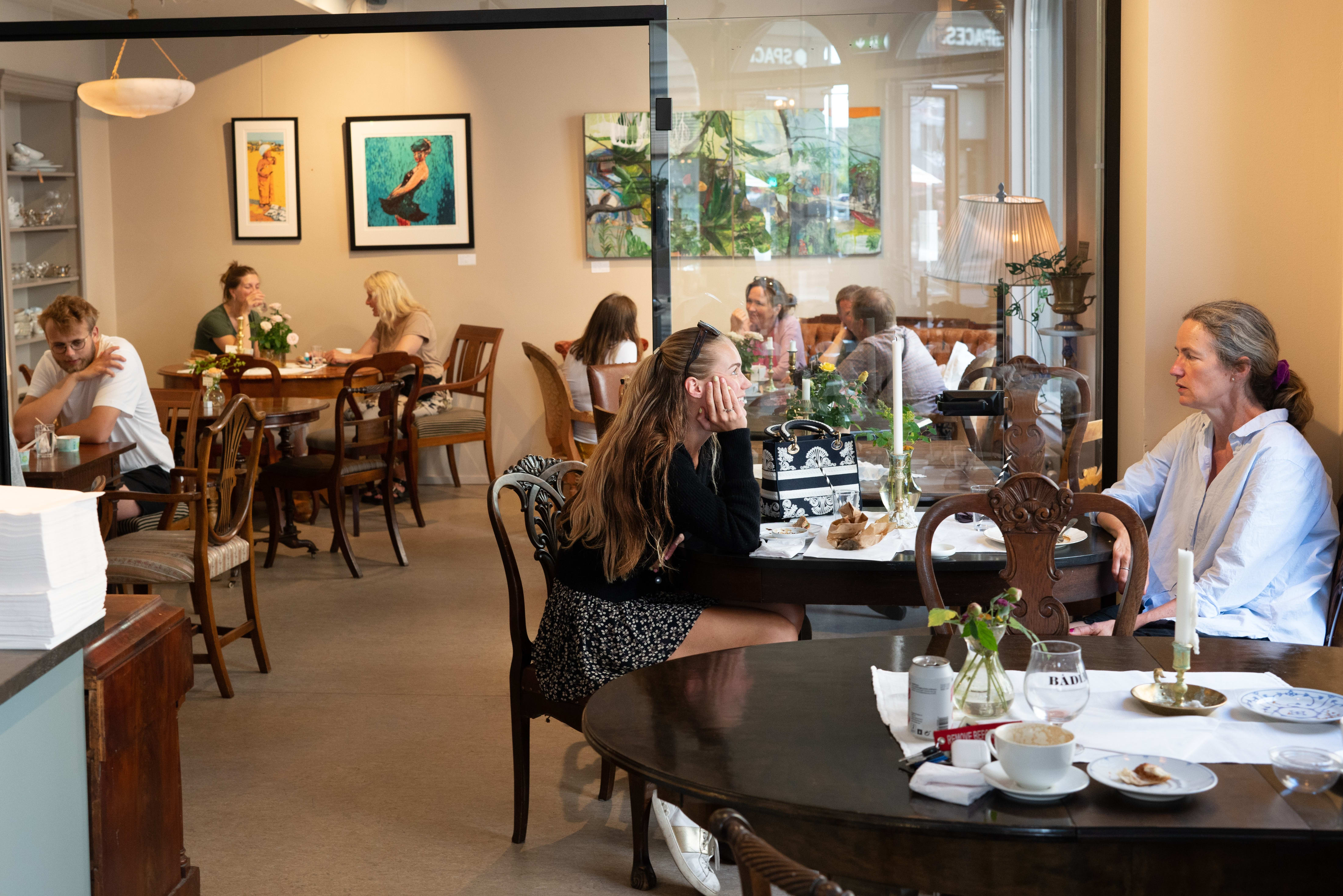 Spor av Nord er innredet med gamle møbler og vakre tekstiler. Alt er til salgs.