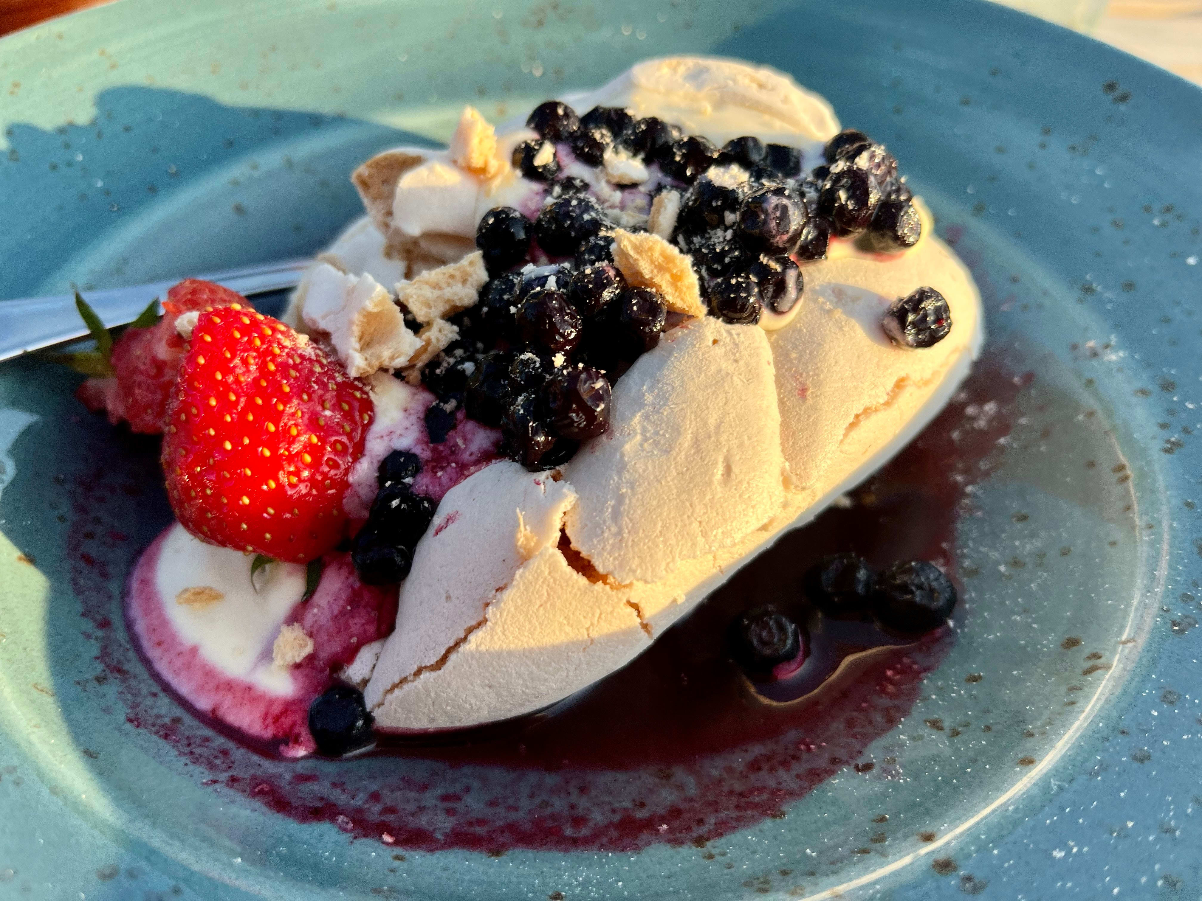 Pavlovaen er akkurat passe seig, søt og sprø. 