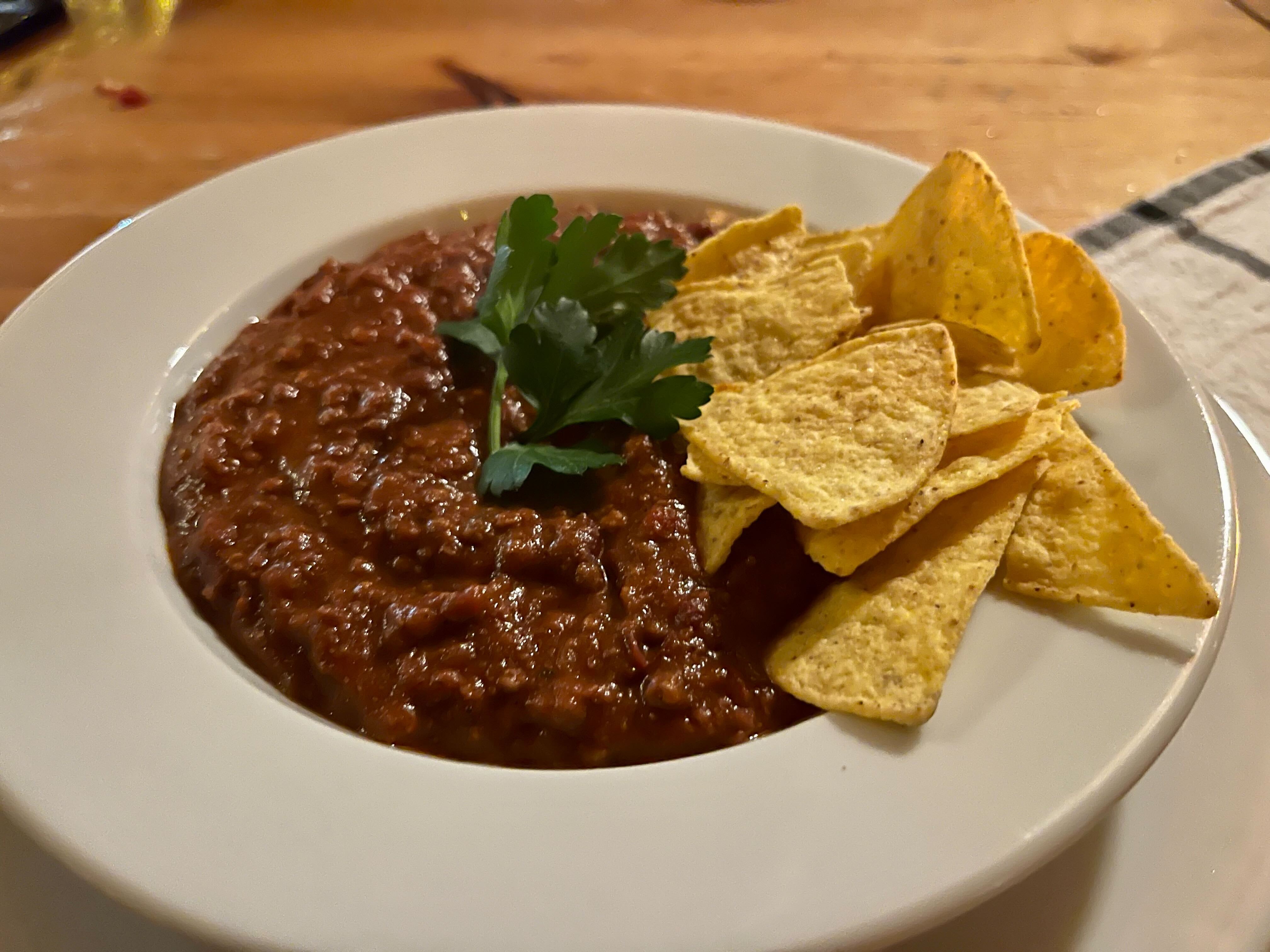 Chili con carne-retten skaper splid i skigjengen. 