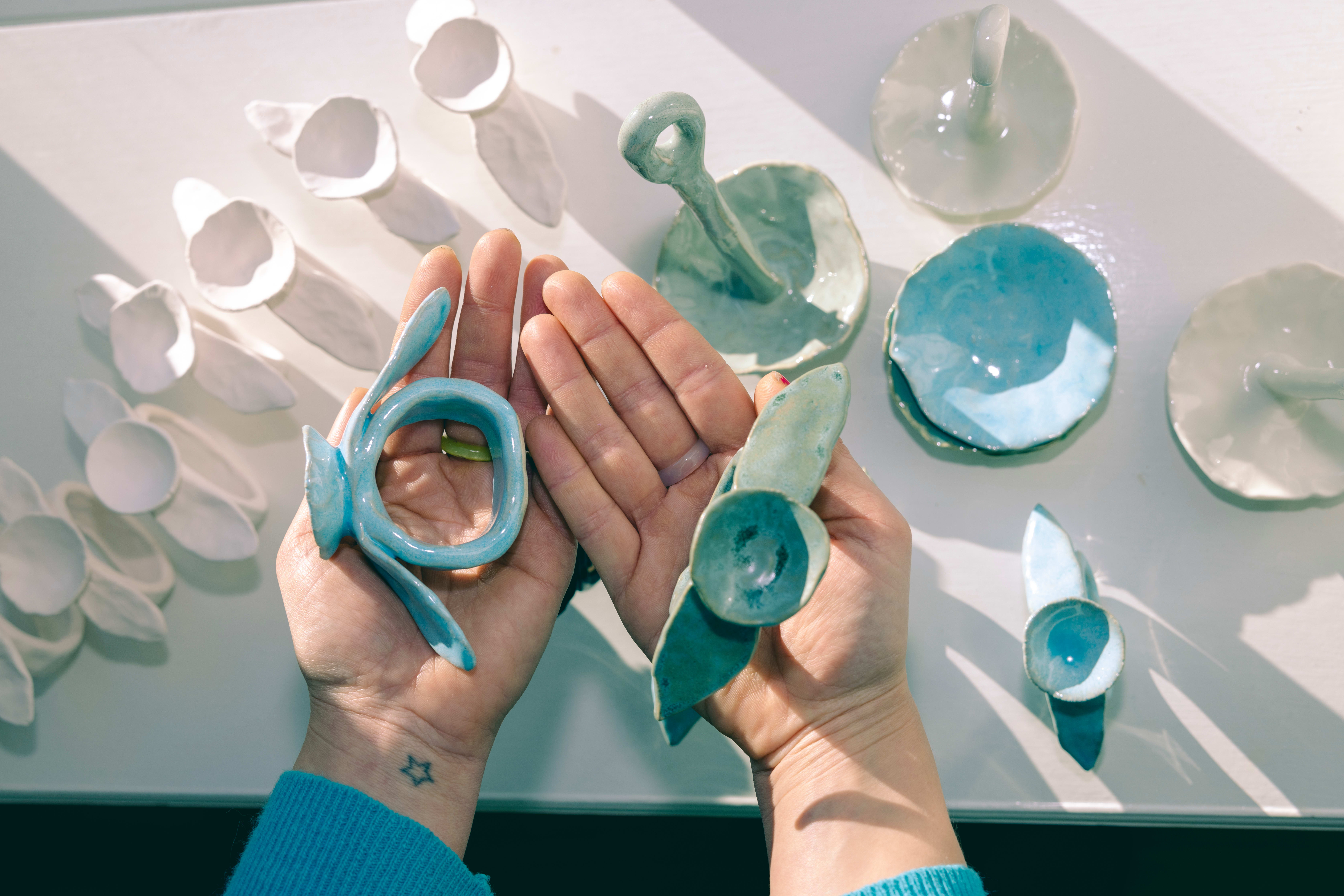 Små kunstverk i keramikk og porselen som Nora Kielland jobber med på sitt atelier på Majorstuen. 