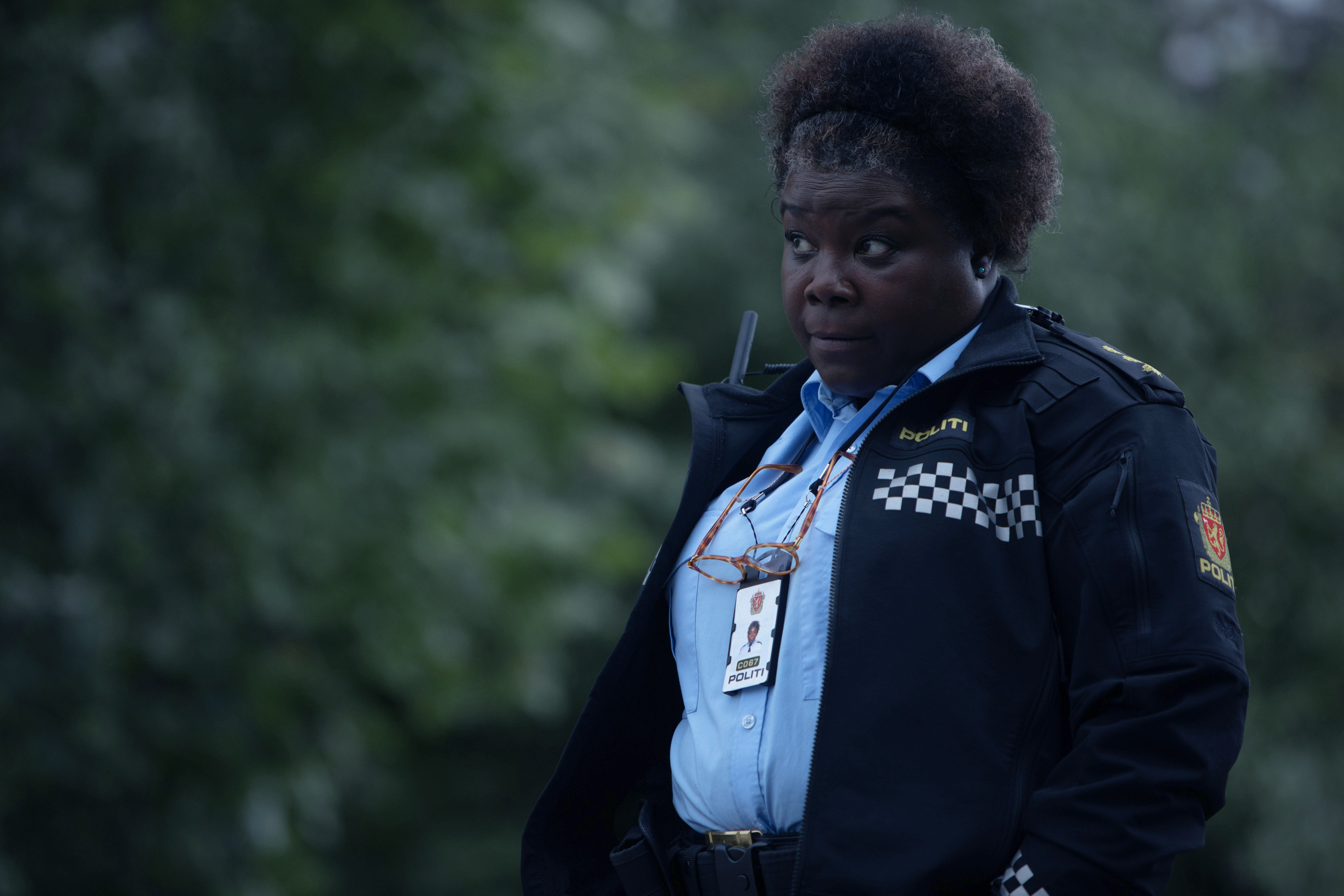 Judith (Kim Fairchild) prøver å løse mysteriet. 