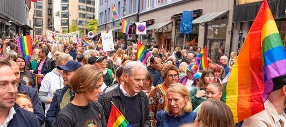 Er pride-festivalen blitt homonasjonalisme? Glatt kommers?