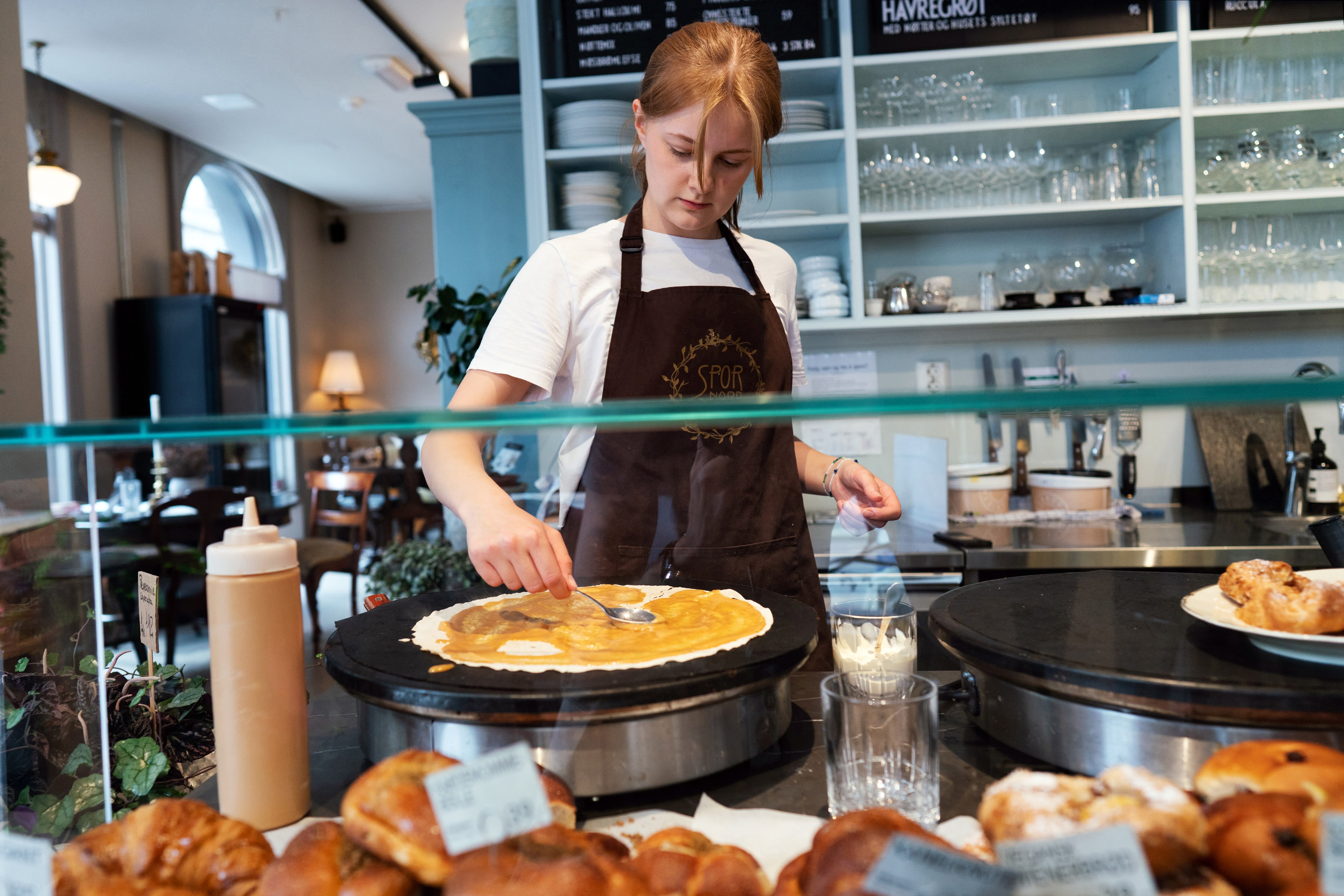 Stedets spesialitet er Møsbrømlefse fra Salten med smør, sukker og brunost. 