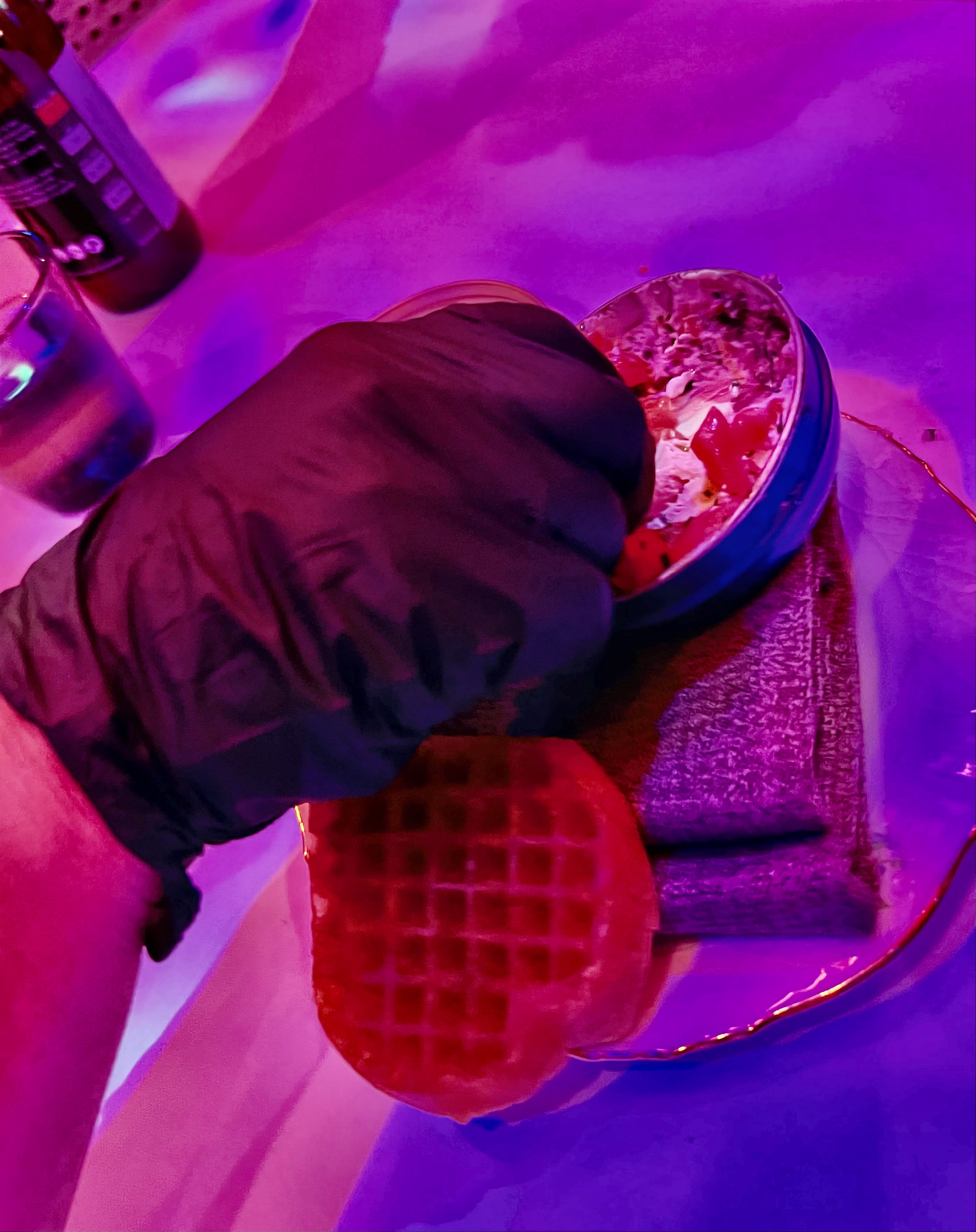 Rar følelse å ta maten med hansker. 