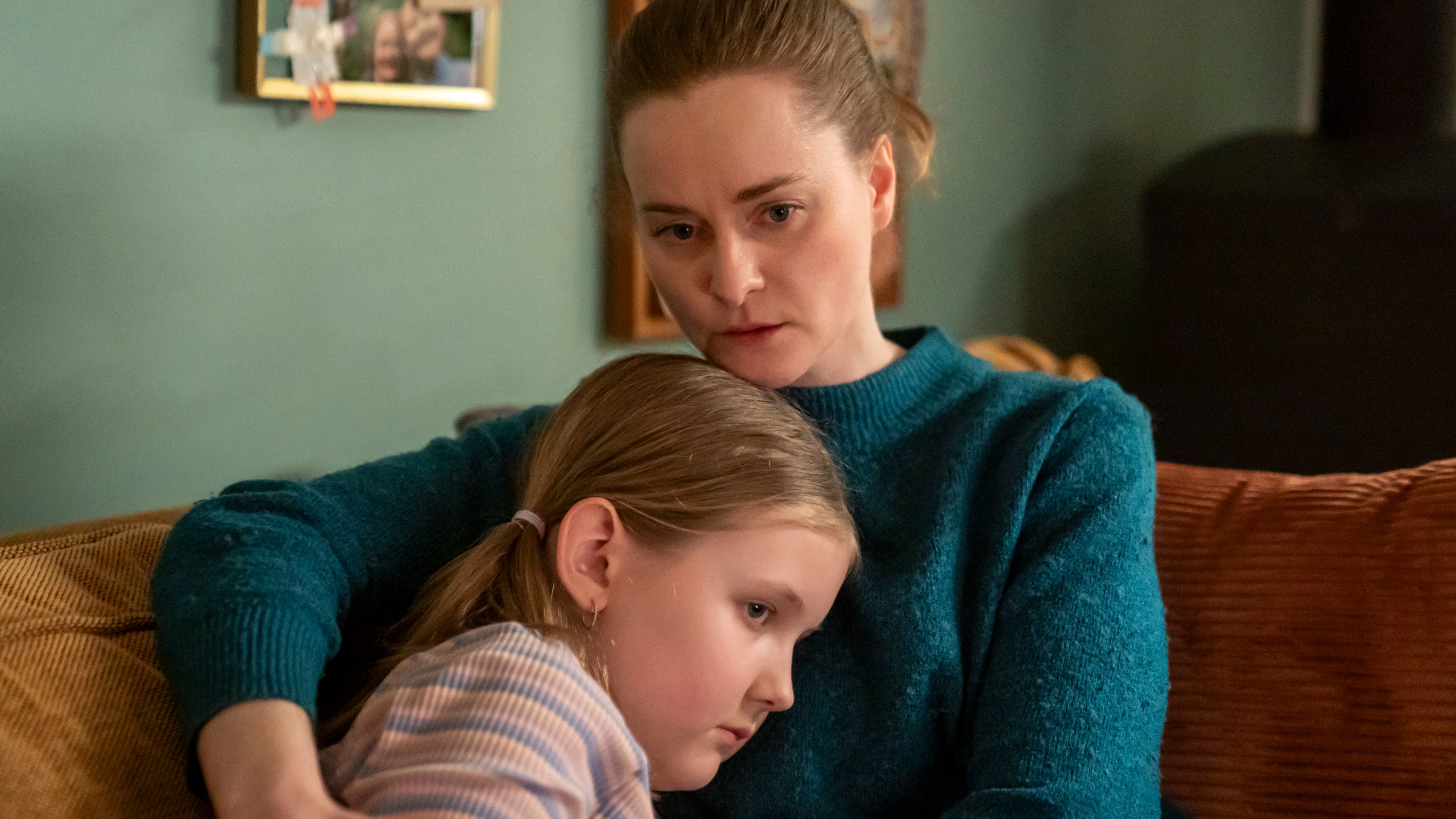 Sofie (Jette Søndergaard) må også ta seg av datteren (Mimi Bræmer Dueholm). 