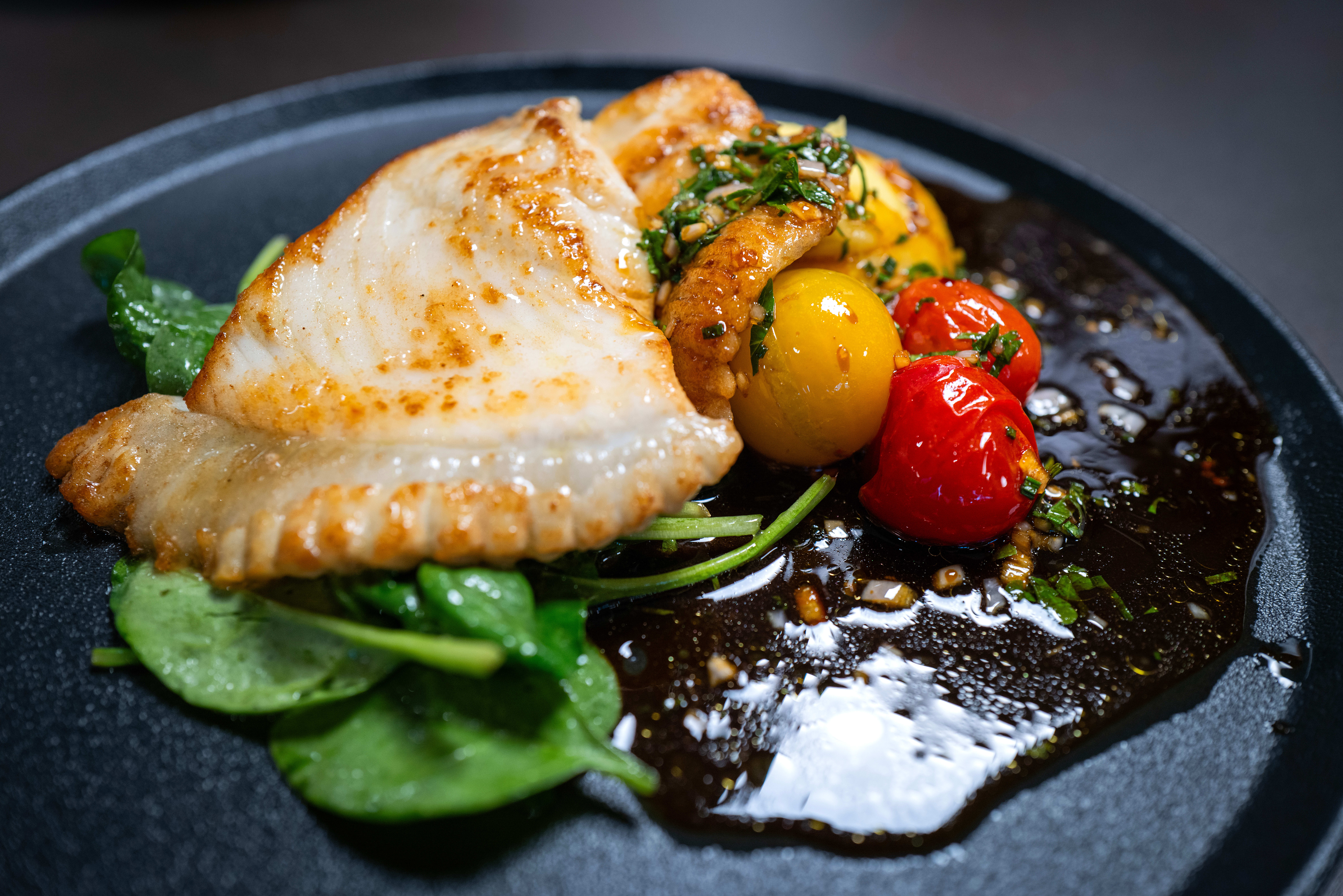 Deilig piggvar med spinat, tomater og brunet smør. 