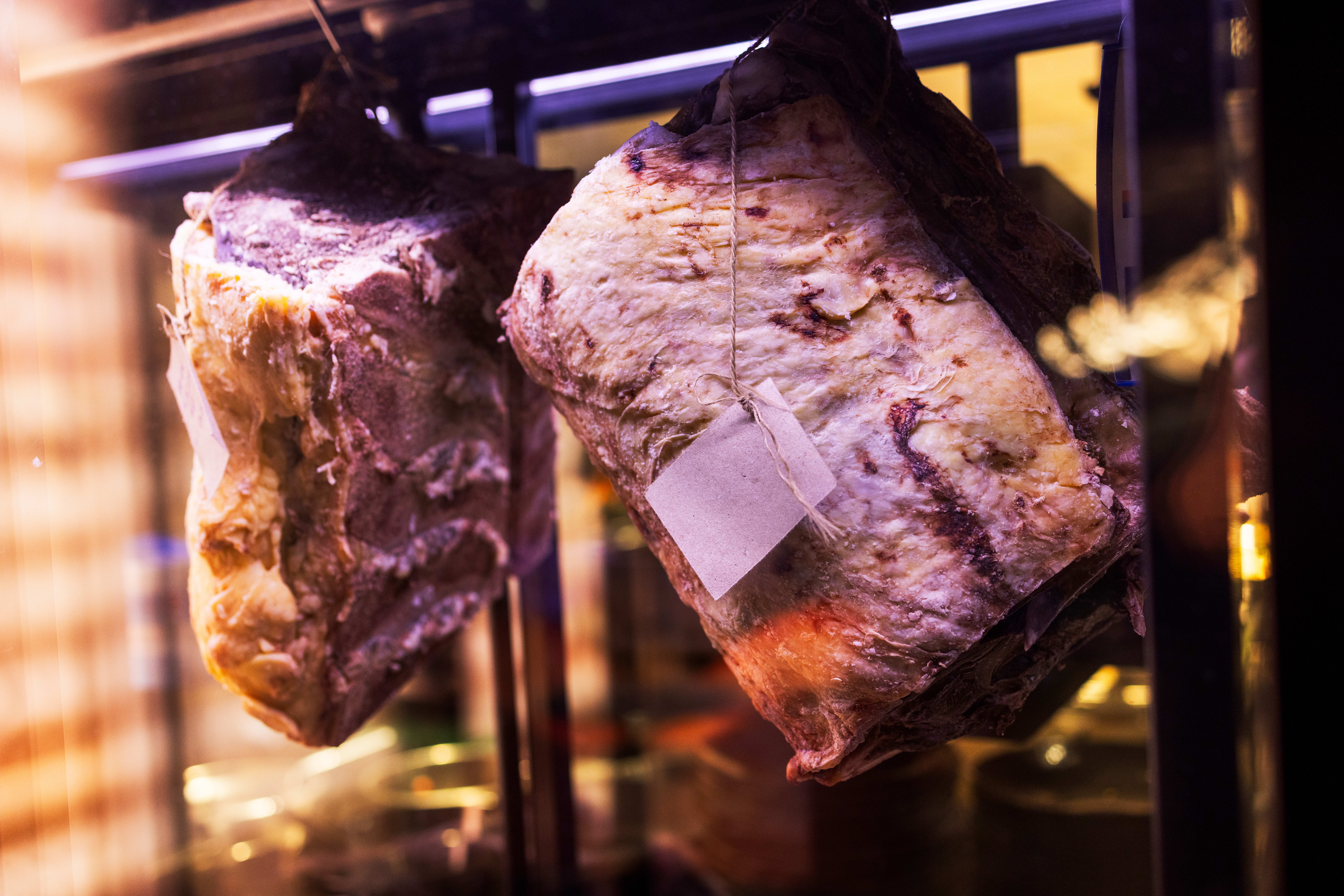 Det ser ikke særlig innbydende ut med modningsskap for kjøtt i restauranten. 