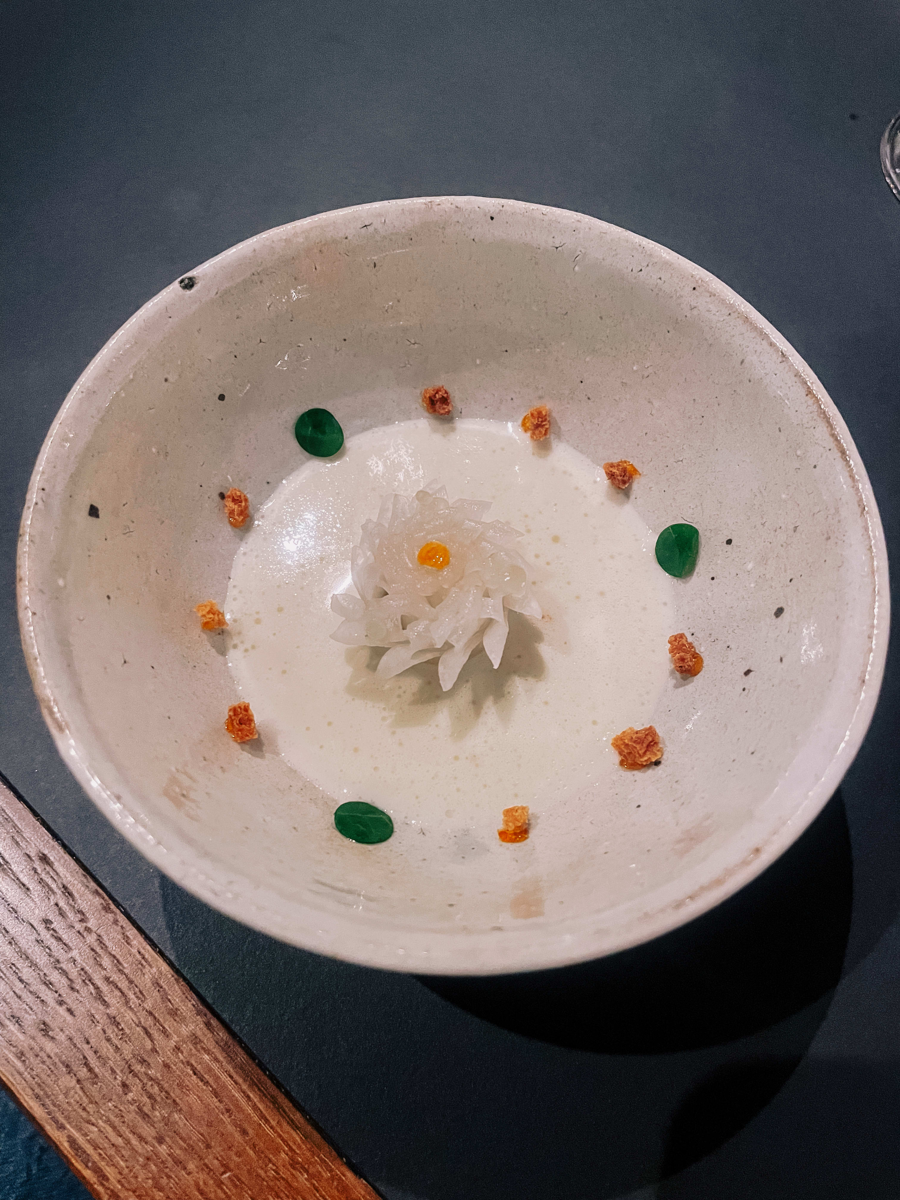 Kålrabi med røkt ål og ajo blanco.