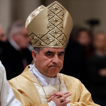 Toppkardinal i Vatikanet trekker seg brått. Knyttes til finansskandale av italienske medier