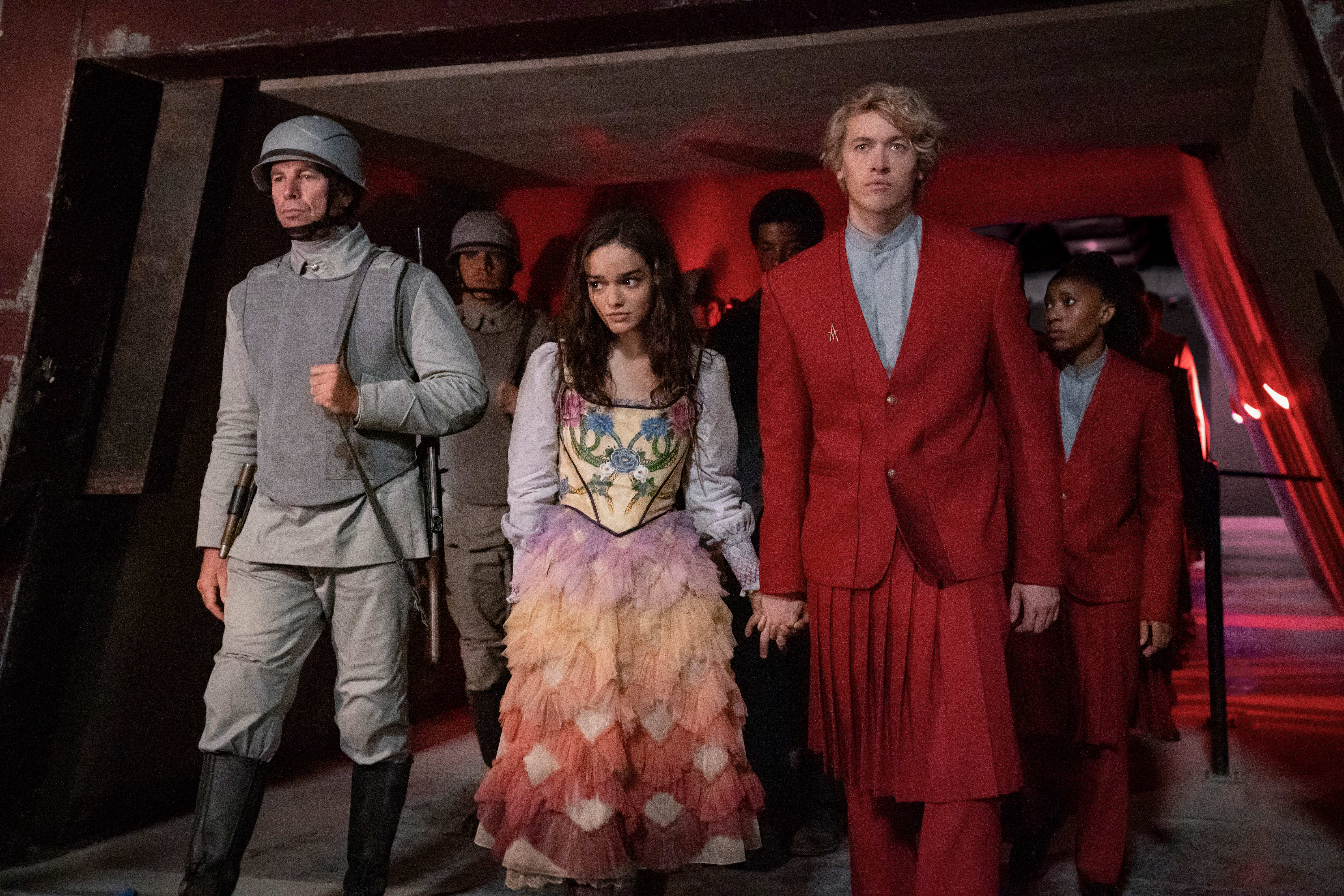 Coriolanus Snow (Tom Blyth) får et godt øye til sin spilldeltager Lucy Gray (Rachel Zegler).