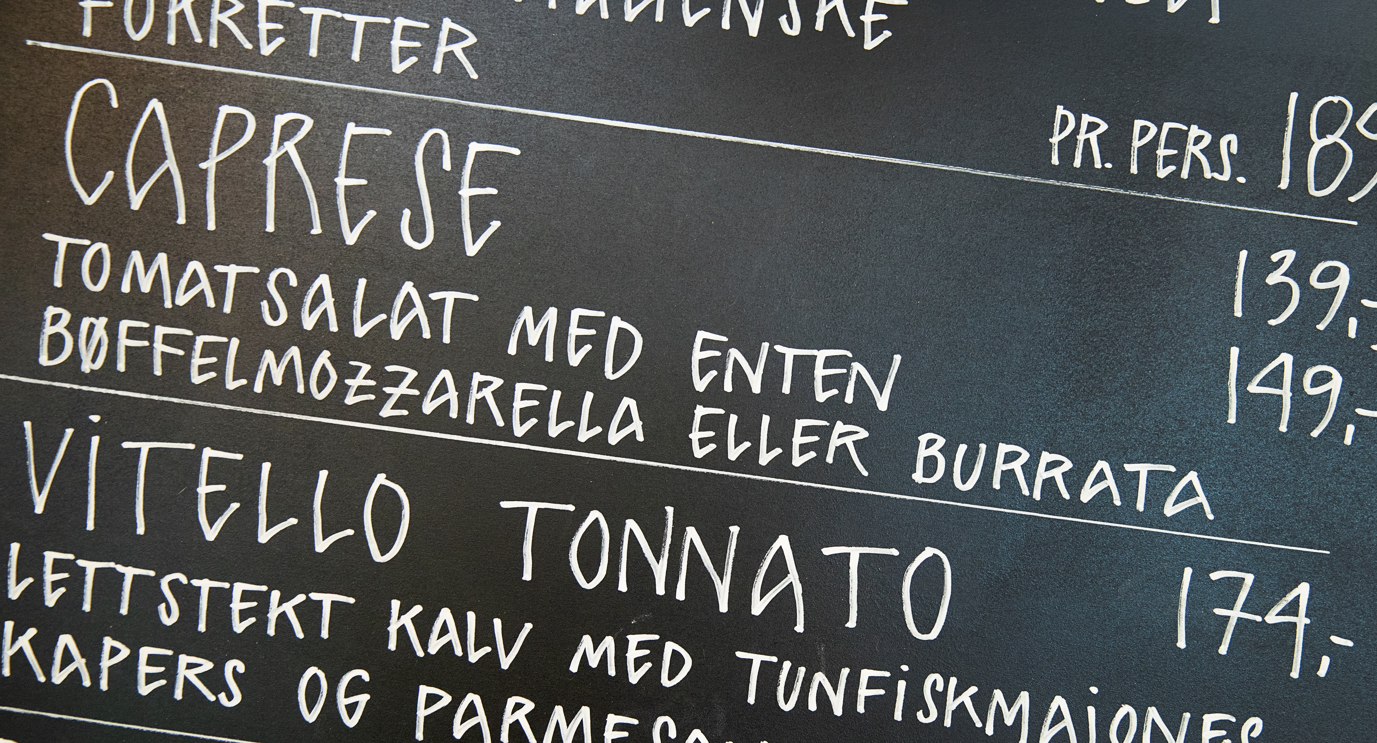 Har du glemt mobilen, kan du lese menyen på krittavlen.