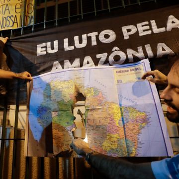 Brasils president sender hæren på brannslukking i Amazonas