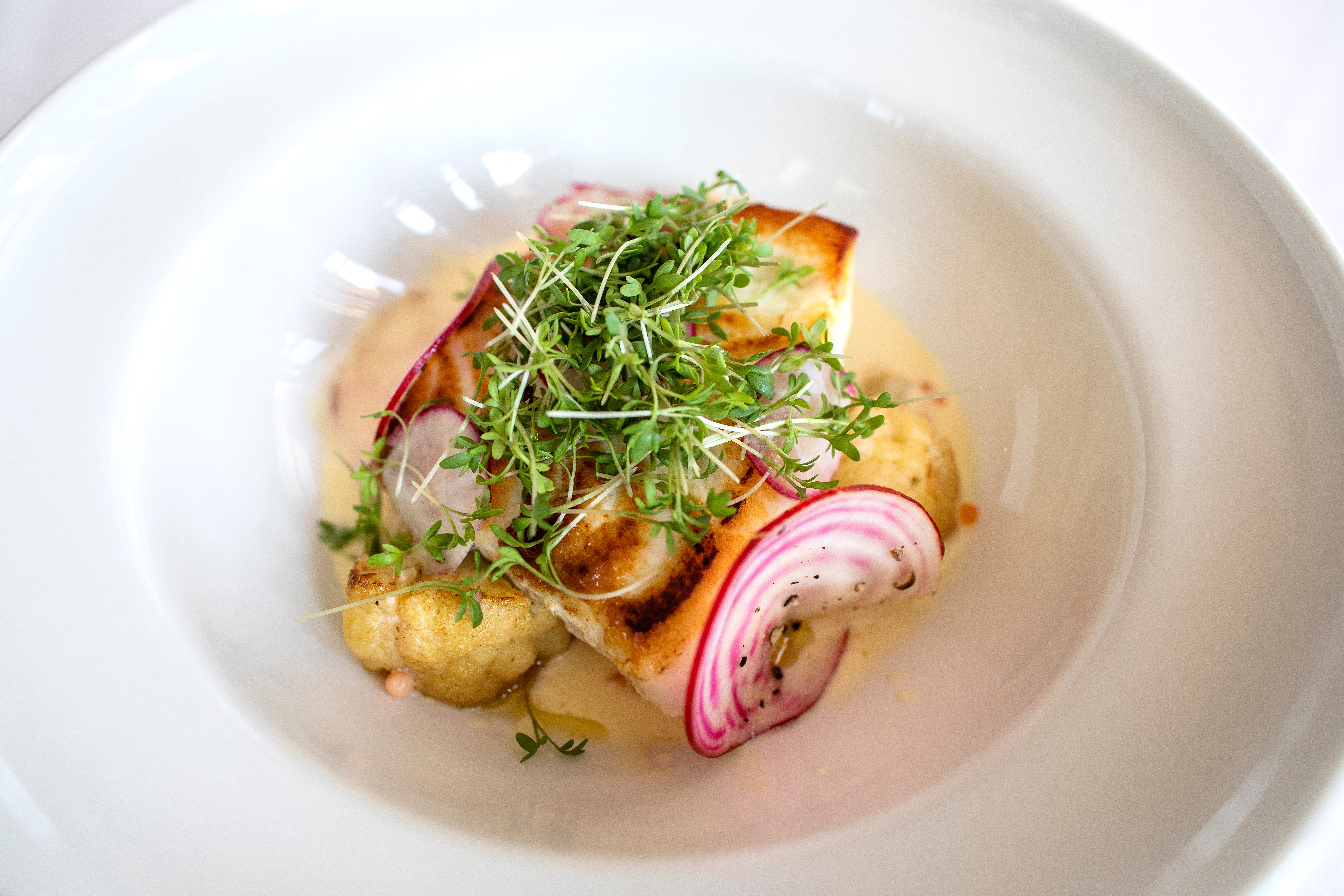 Bakt kveite med stekt blomkål og polkabete. 