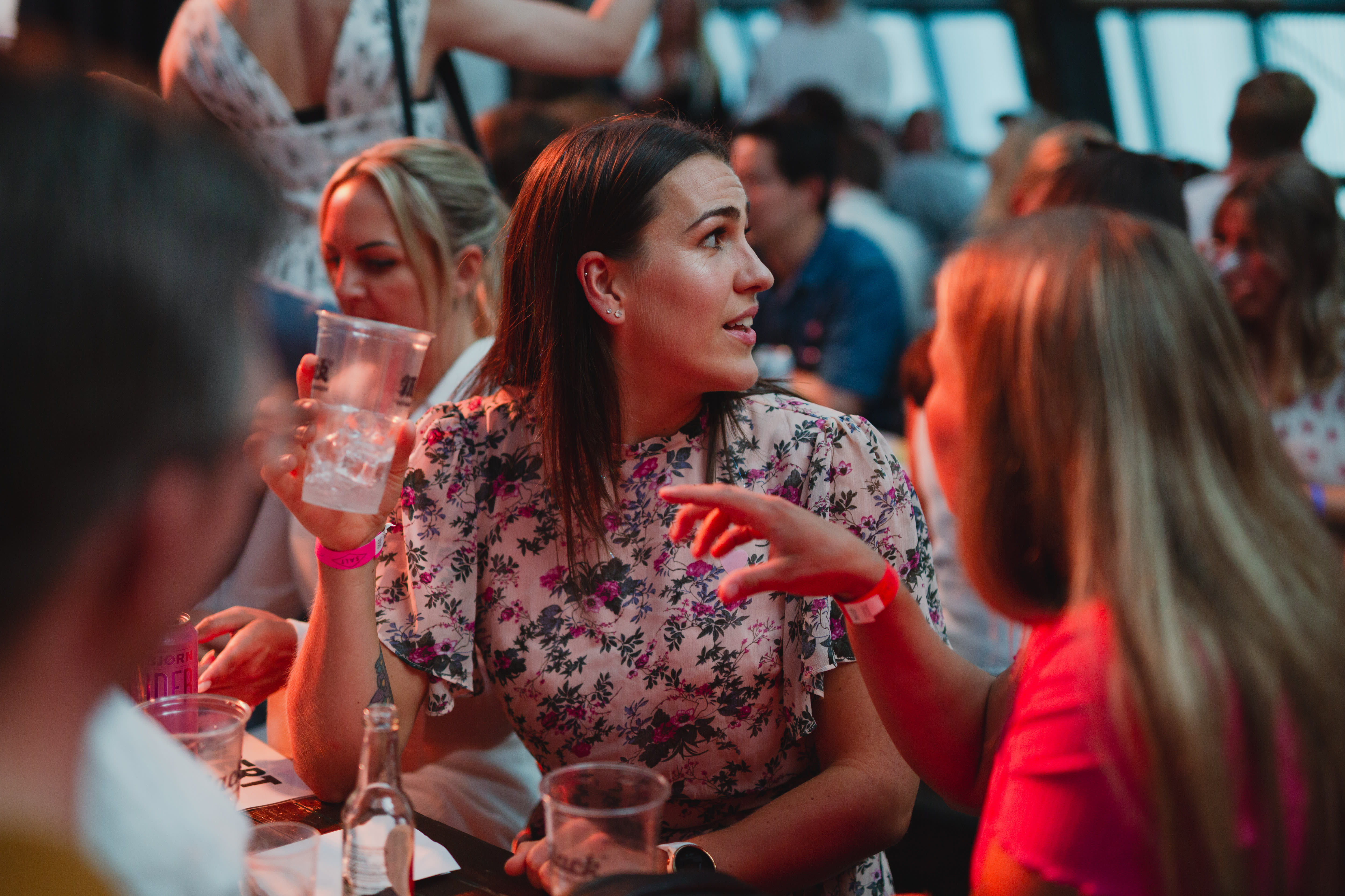 Nå skal Inga mingle med de potensielle kandidatene. 