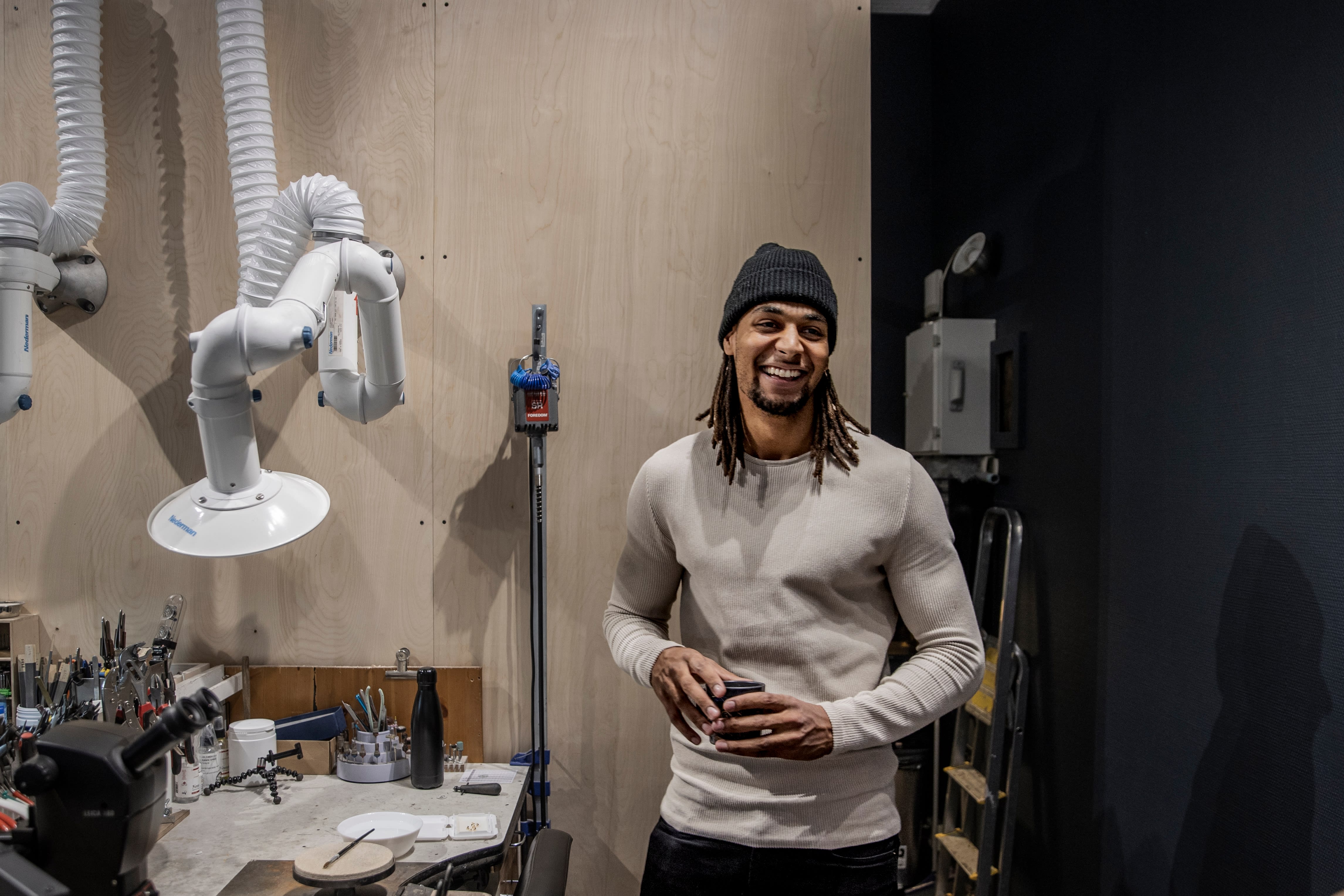 Marvin Noriode får mest bestillinger av menn, men han lager også forlovelsesringer og smykker for kvinner.