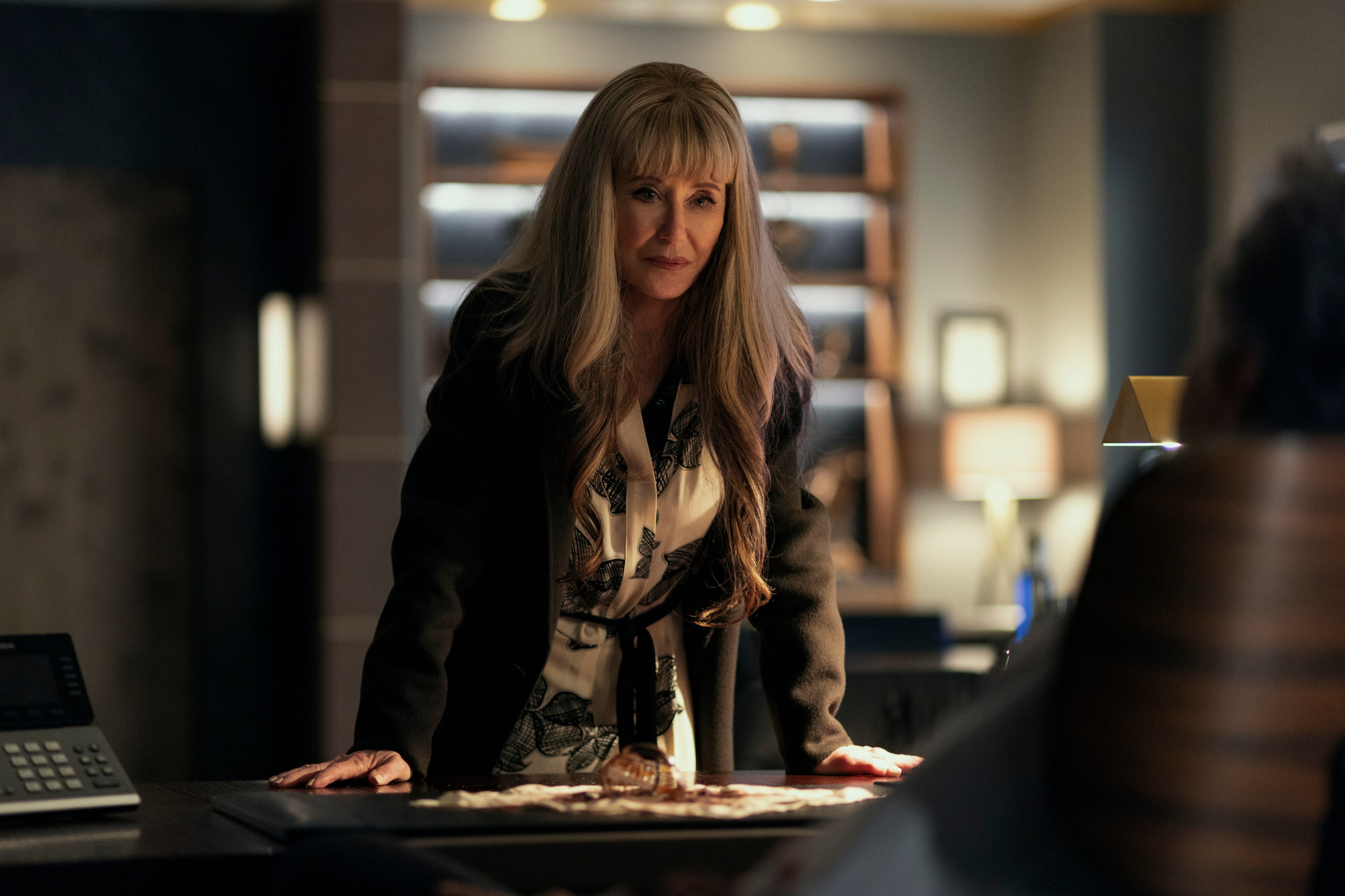 Madeline Usher (Mary McDonnell) er ikke en dame du tuller med.