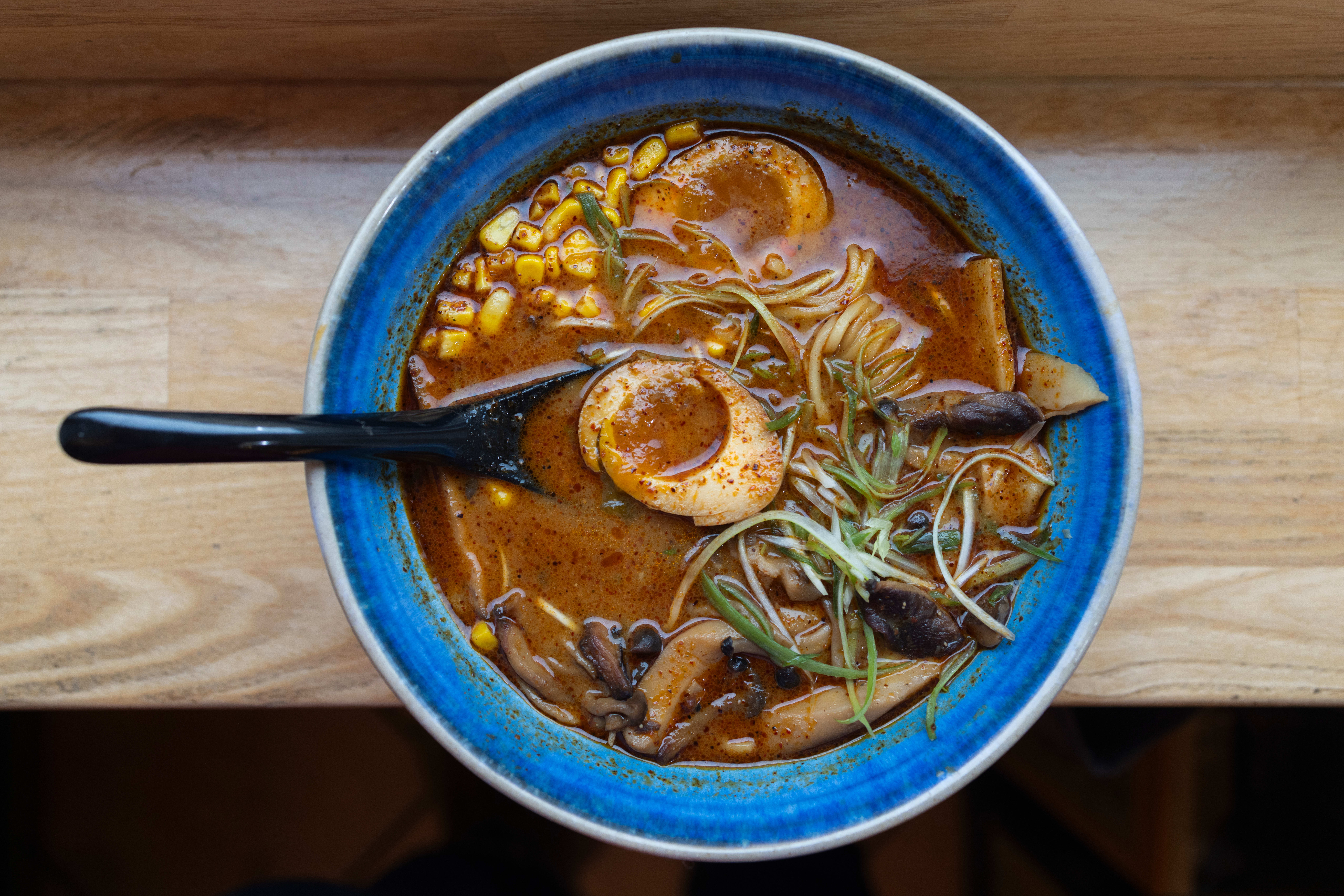 Ramen er ikke det man vanligvis forbinder med sommermat, kanskje. Men nå er det lite som slår den varmende japanske suppen.