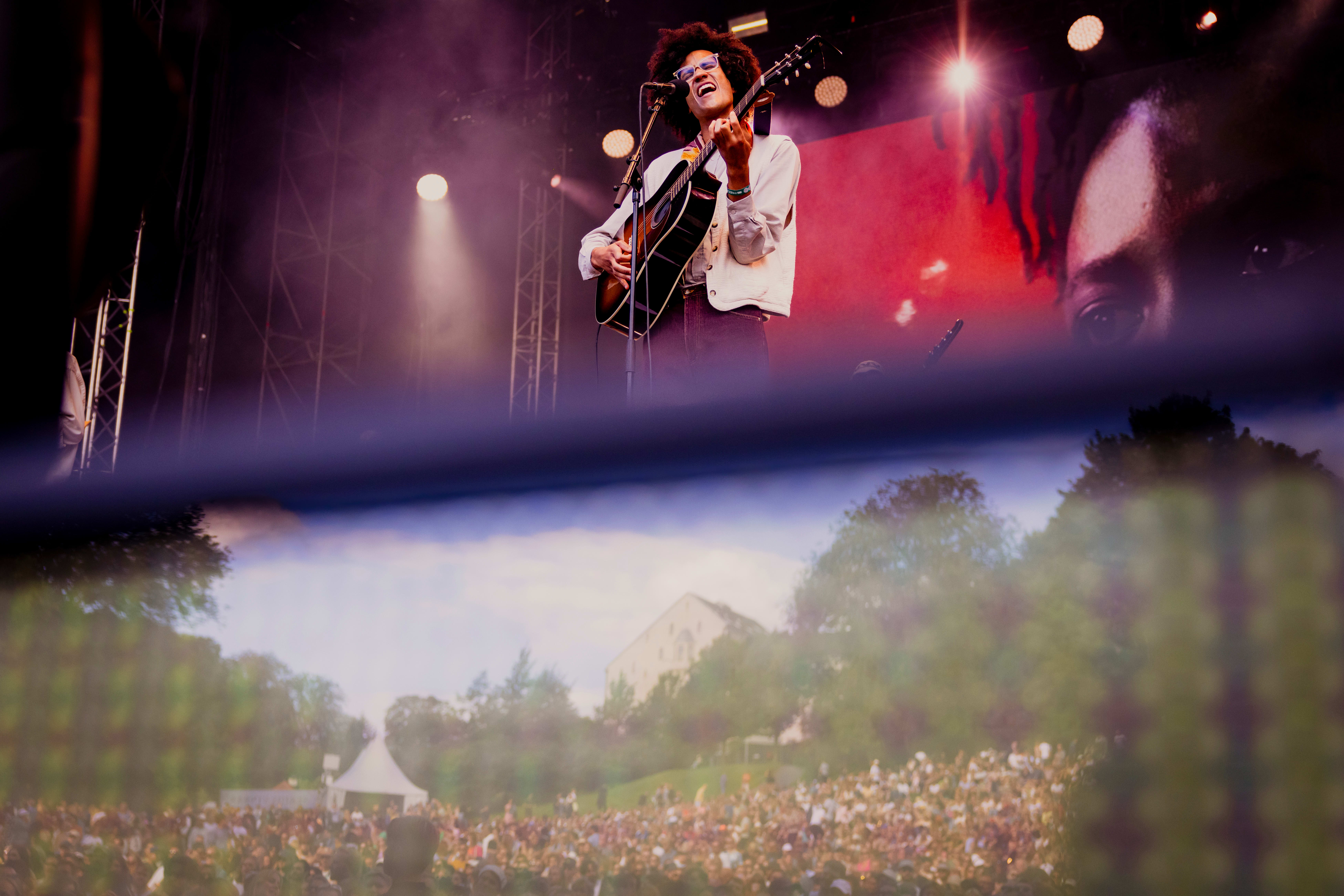 En miks av soulballader og mer rockete låter med Beharie på Øya.