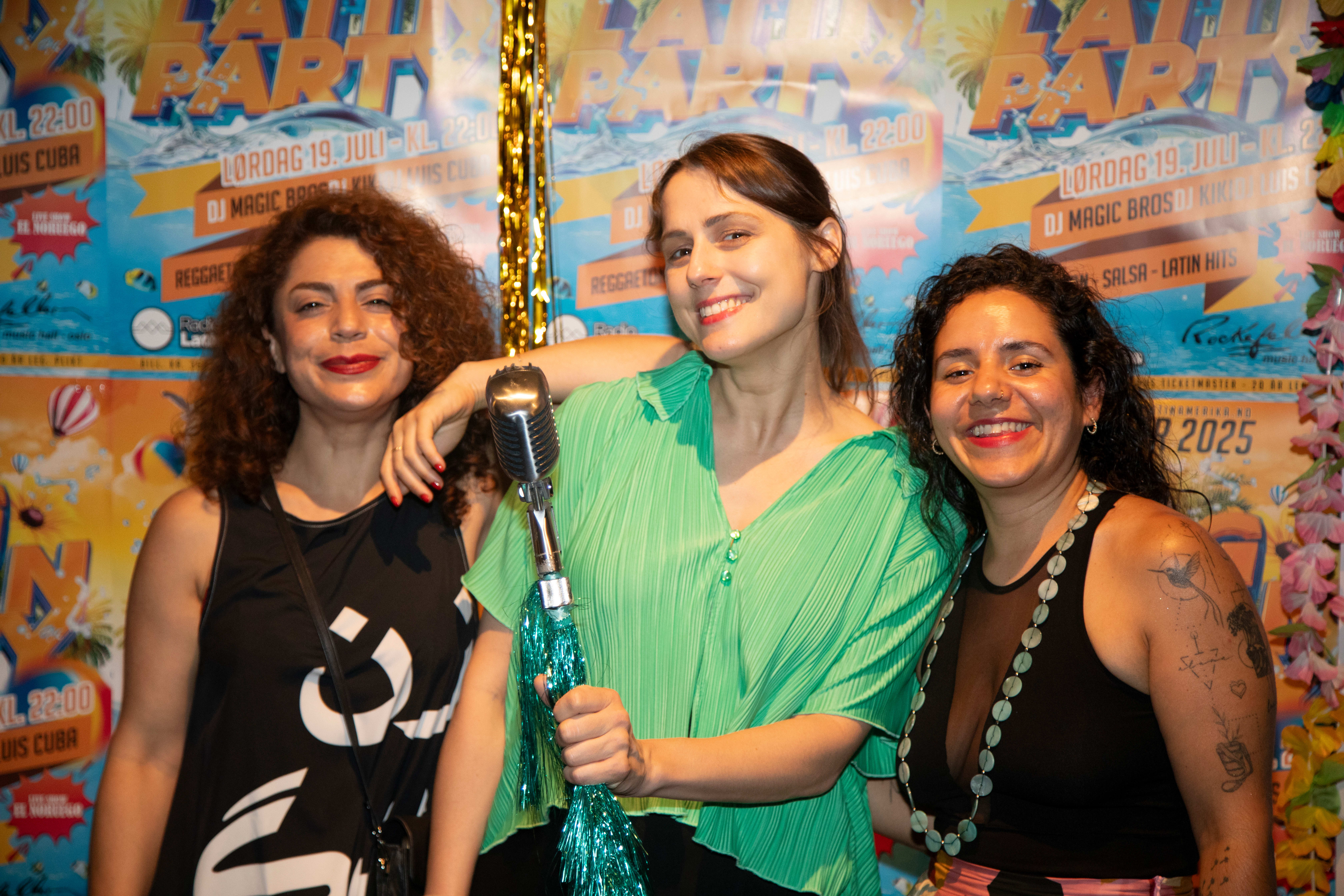 Venninnegjengen har som mål å gjøre Catrine (i midten) til en salsaelsker i kveld.