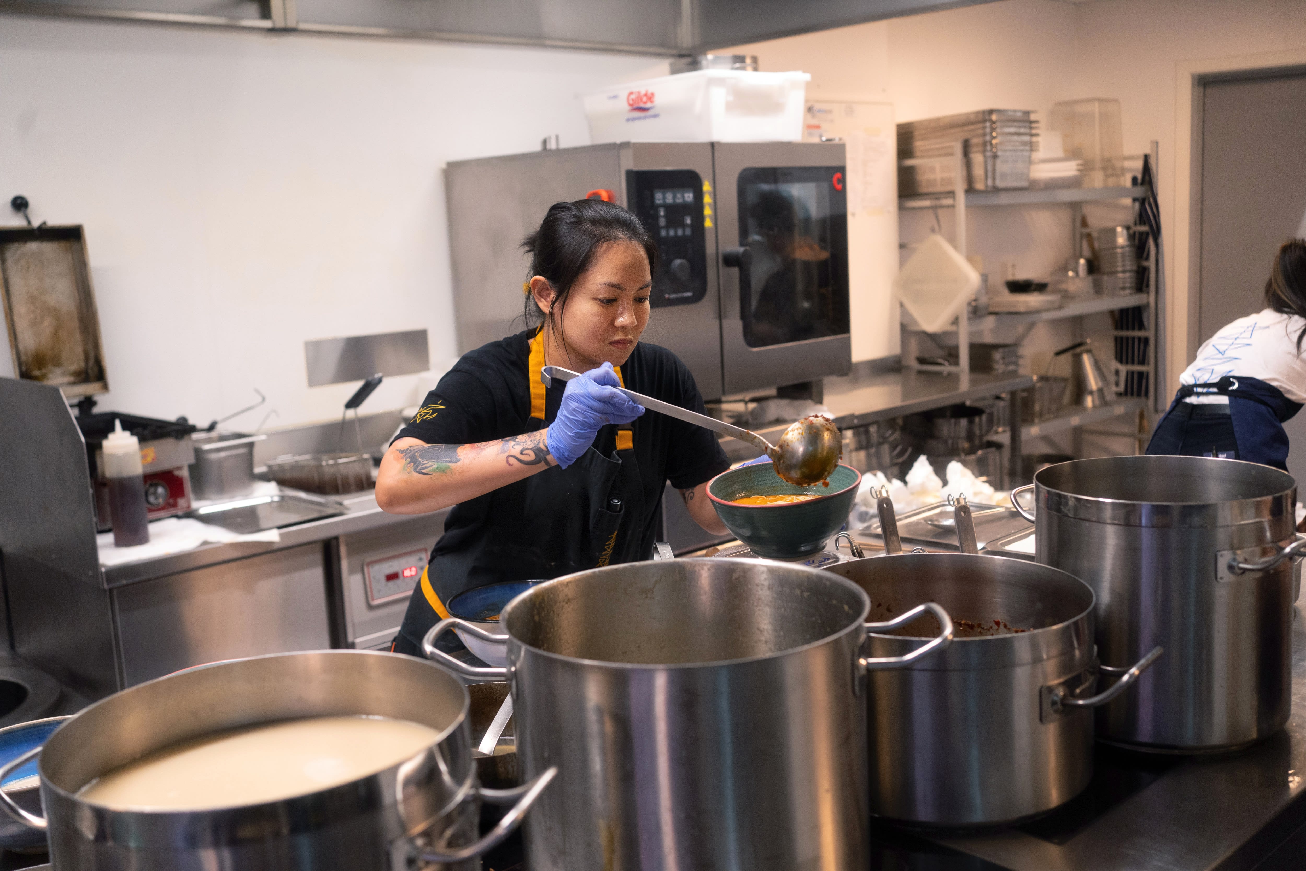 Koie Ramens store suppekjeler inneholder litervis av nydelig kraft laget fra bunnen av. 