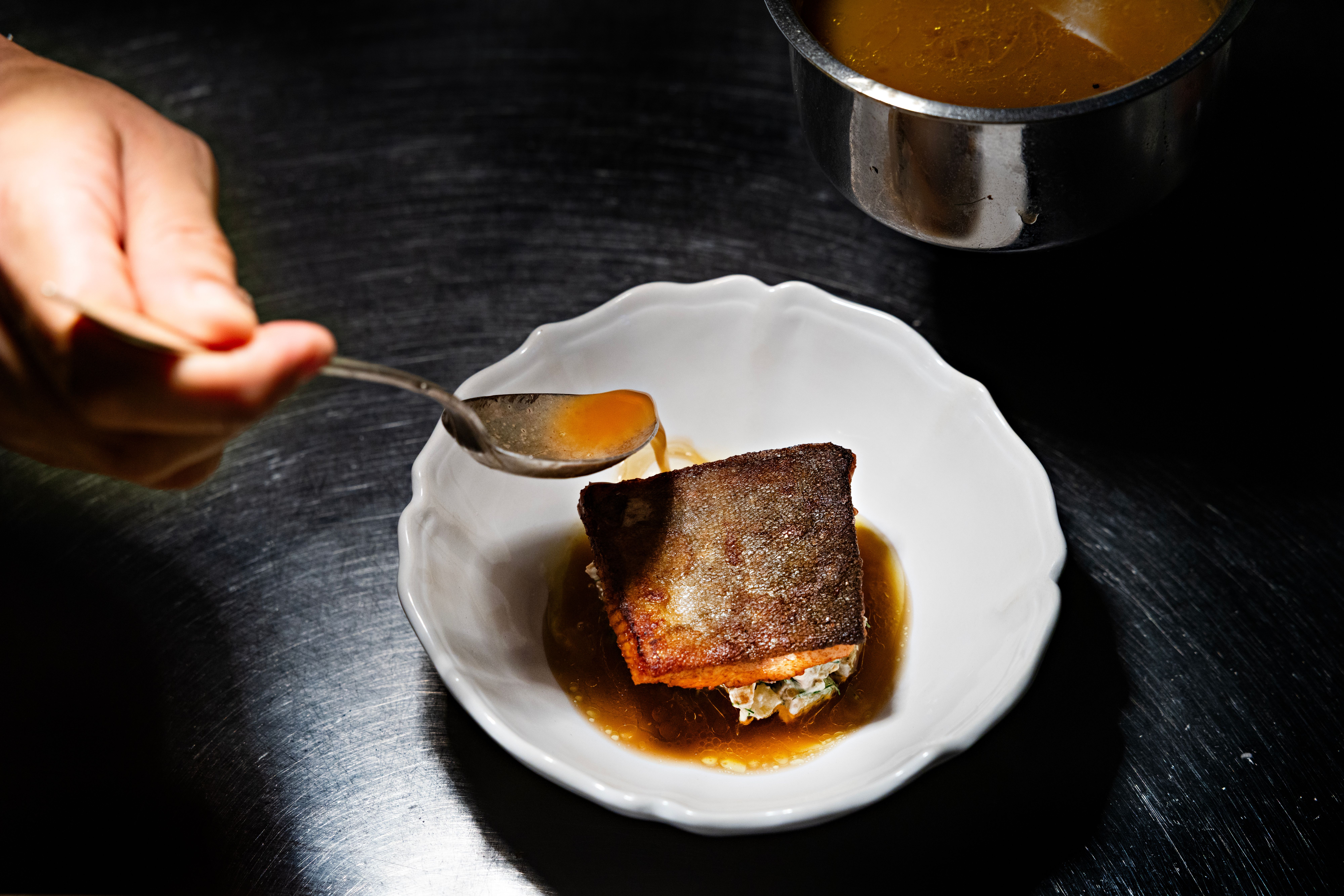 Fisken er nydelig stekt, med sprøtt skinn. Likevel blir smakene som kommer med litt kjedelige.