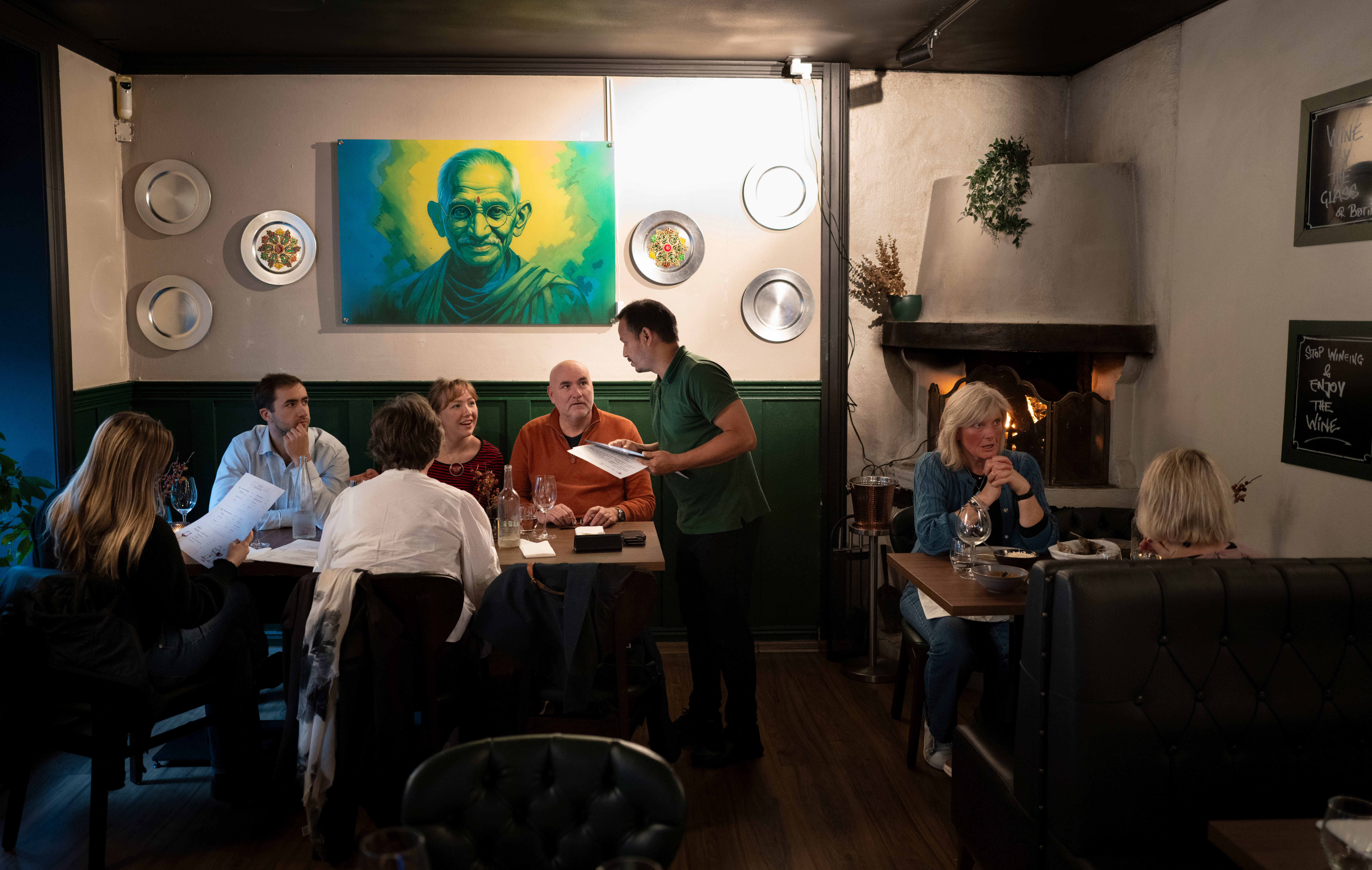 1947 Gandhi har en fin beliggenhet på Majorstuen. 