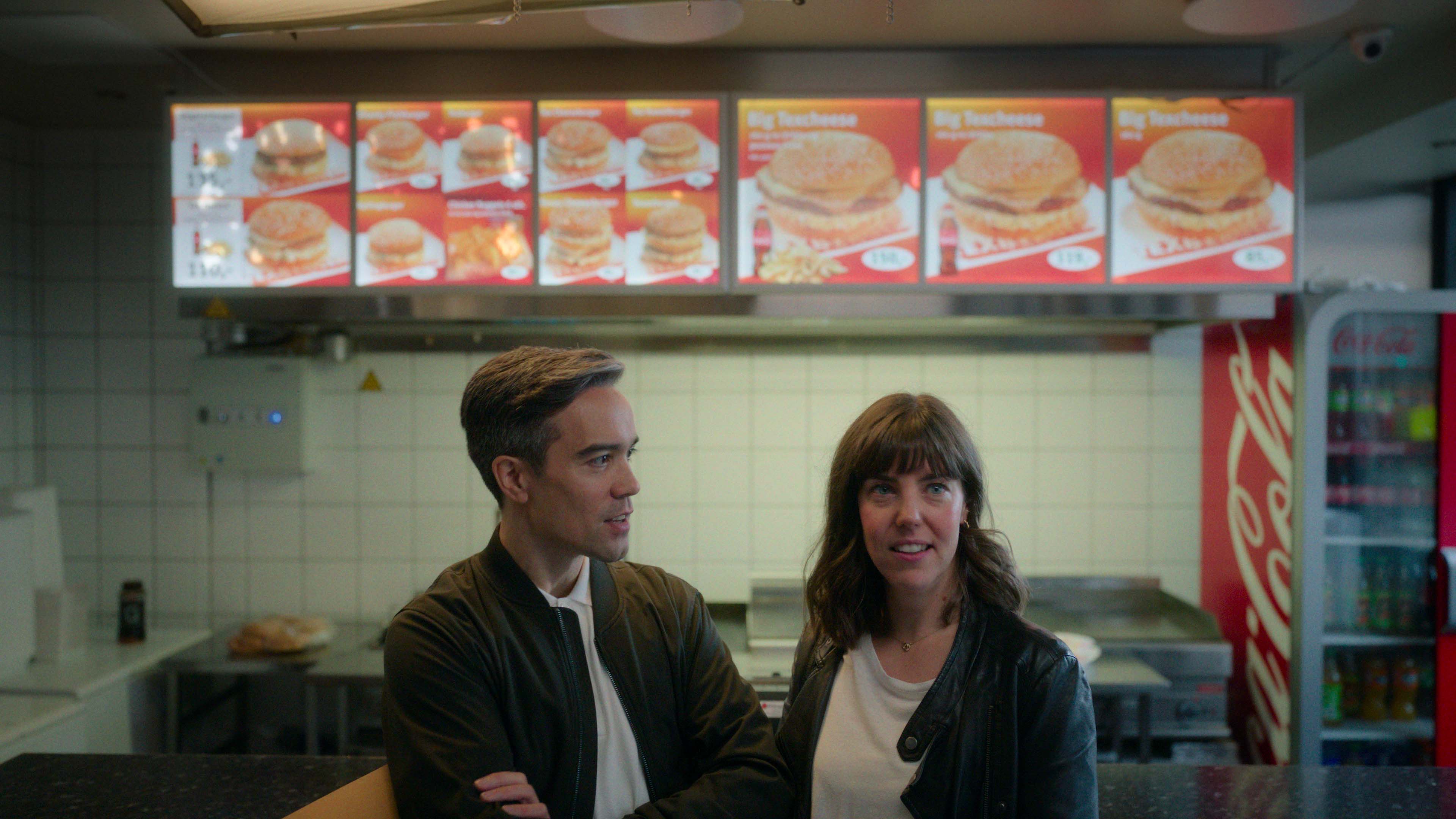 Esters barndomsvenn Finn (Hermann Sabado) er evig ungkar. Da serien starter, har han nylig dumpet Esters kollega Marlene (Hanne Skille Reitan). 