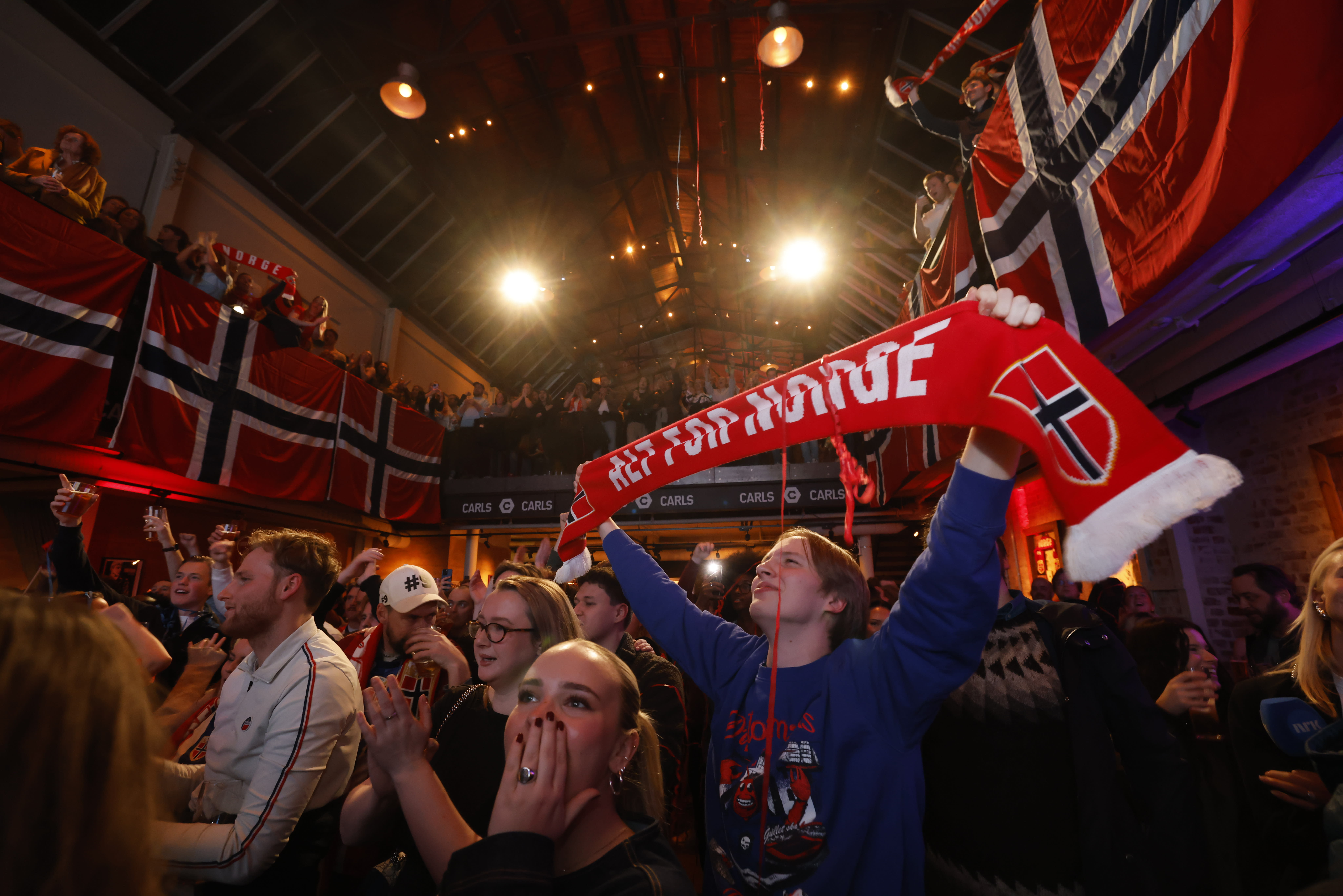 På Carls er det én storskjerm som alle ser mot. 