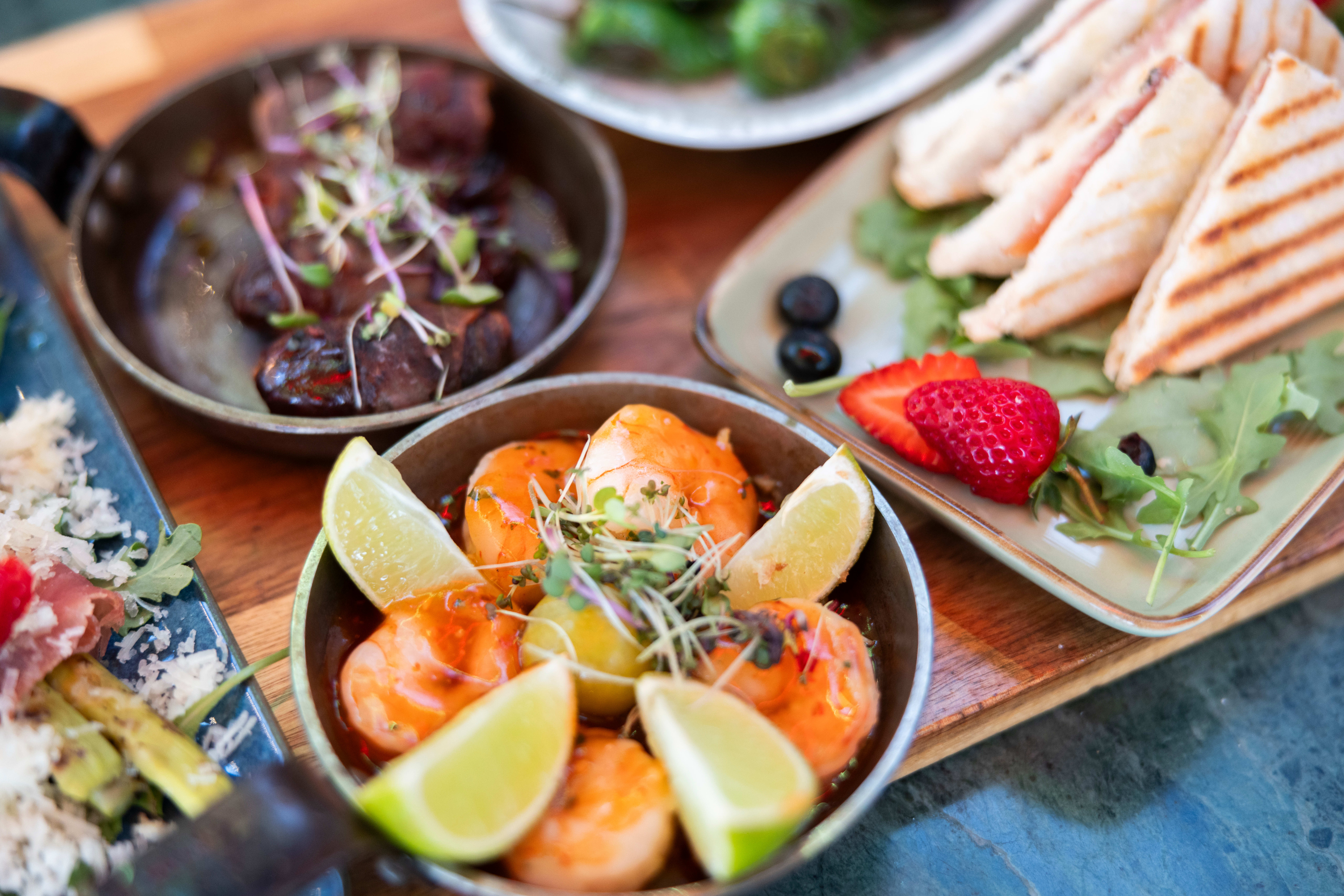 Både rettene Gambas og Dadler i bacon er skuffende.